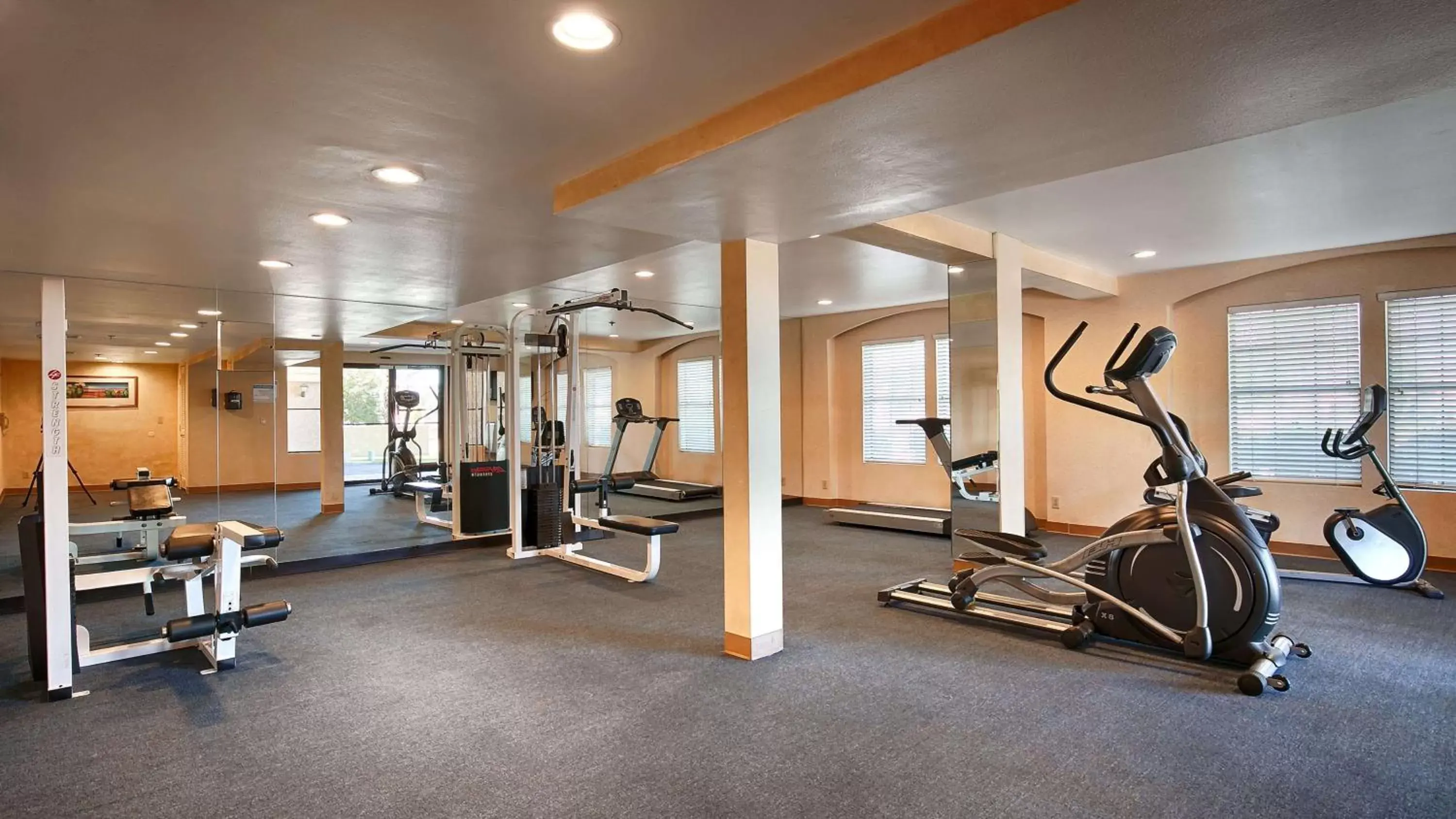 Fitness centre/facilities in Best Western Plus Palm Desert Resort