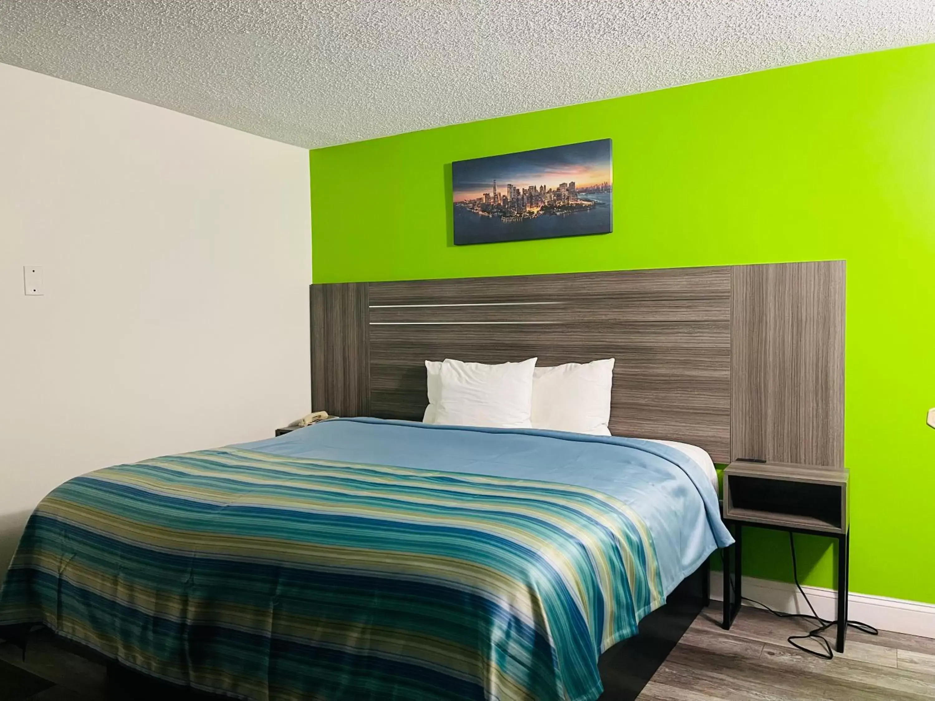 Bedroom, Bed in Crown Inn Motel