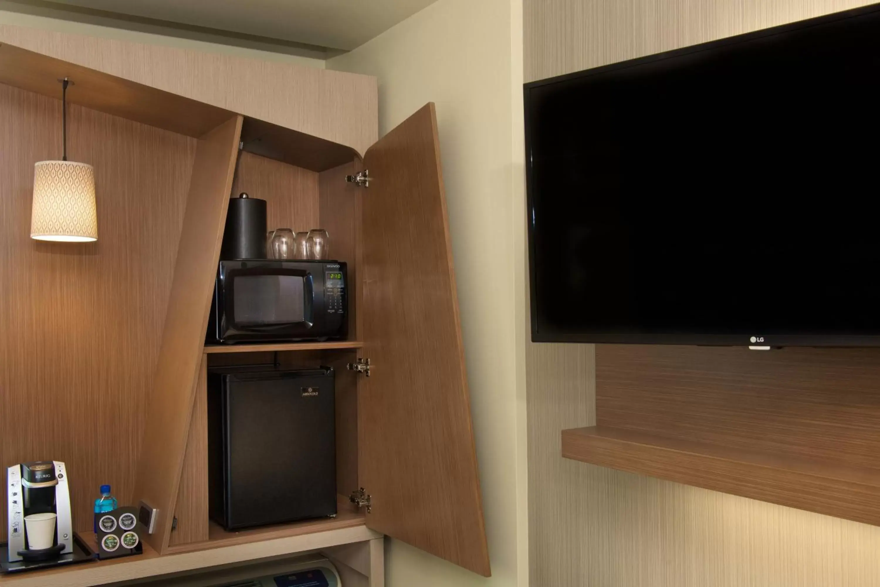 Photo of the whole room, TV/Entertainment Center in Courtyard by Marriott Seattle Everett Downtown