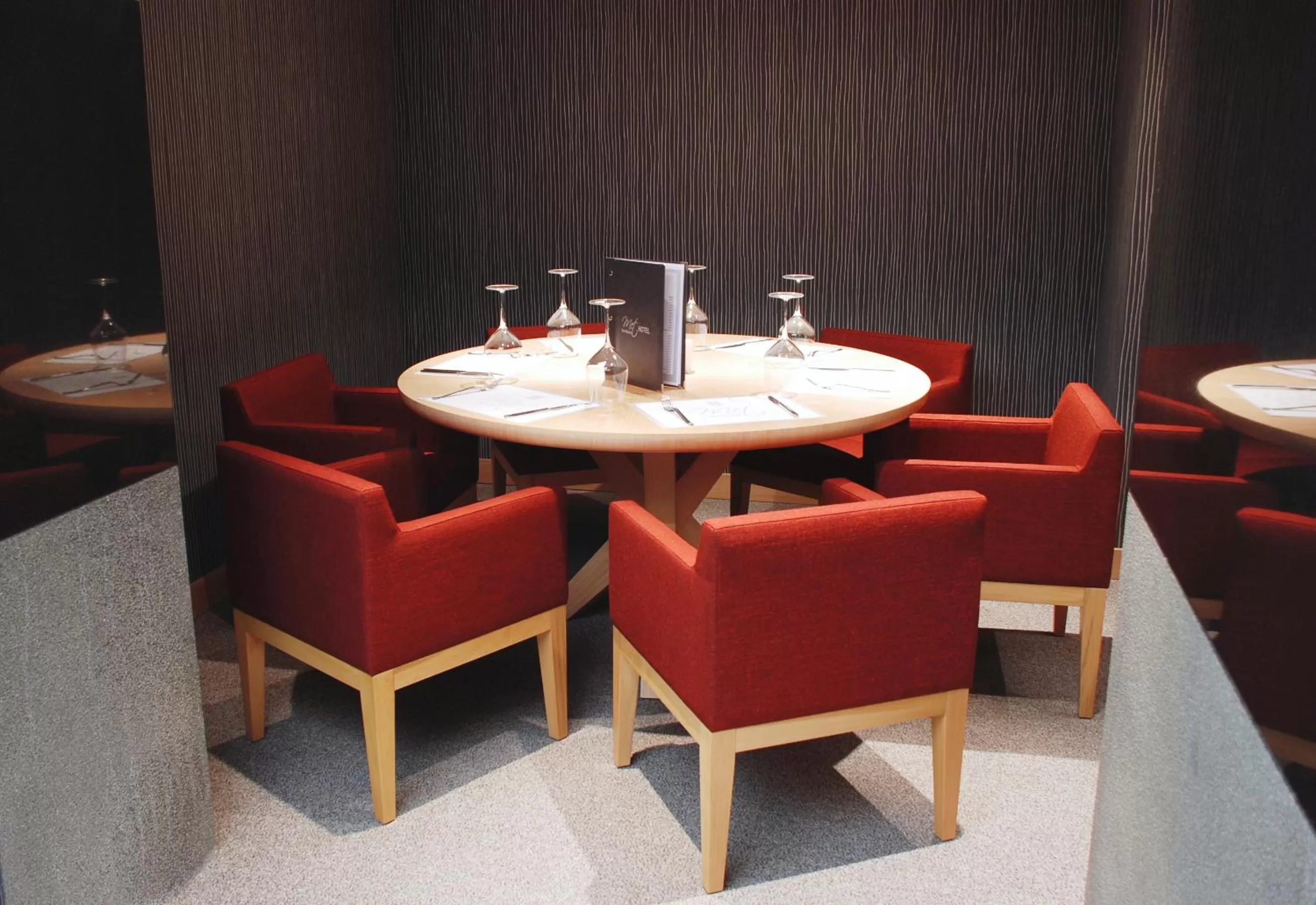 Restaurant/places to eat in Met Hotel