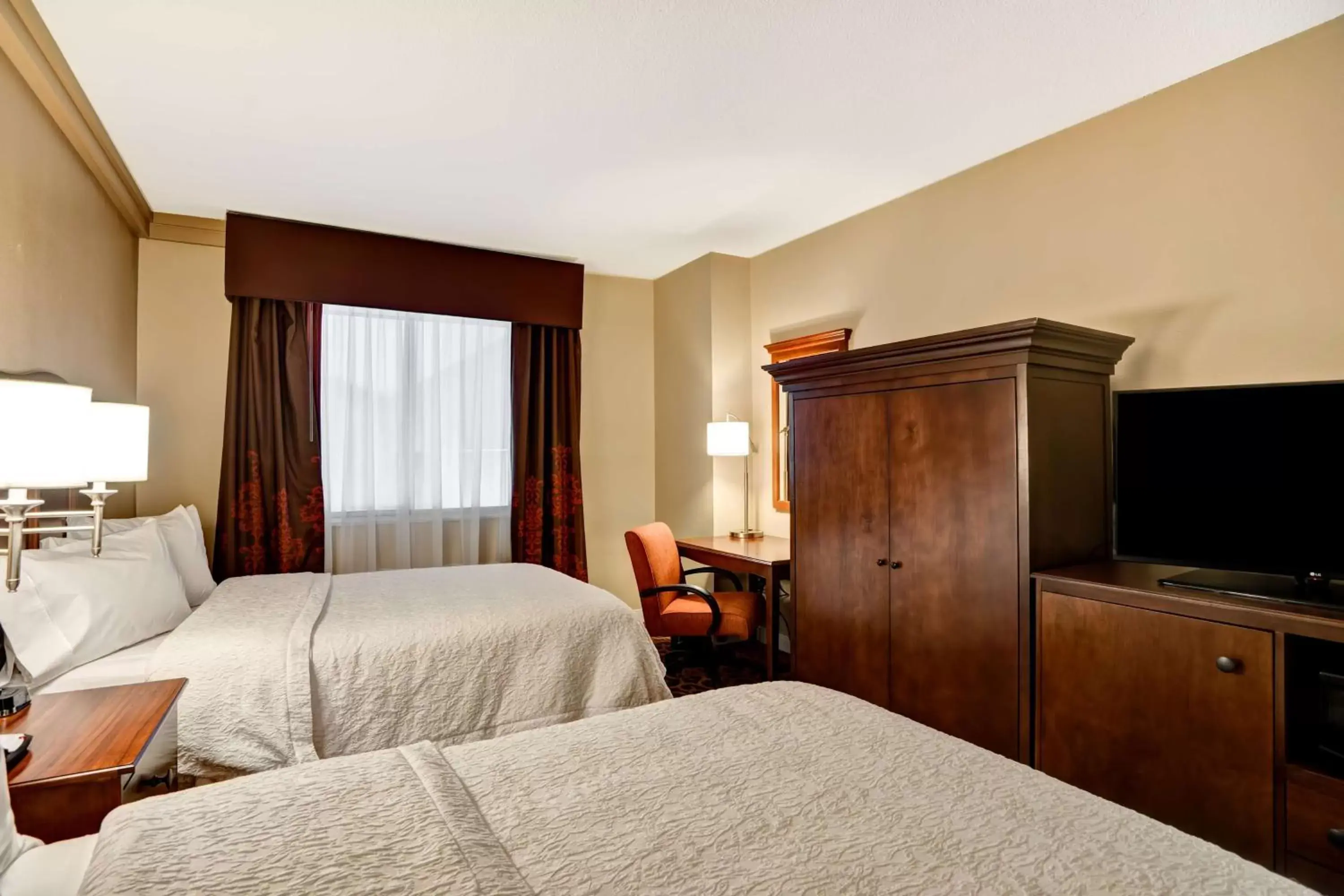 Bed in Hampton Inn Baltimore/Glen Burnie