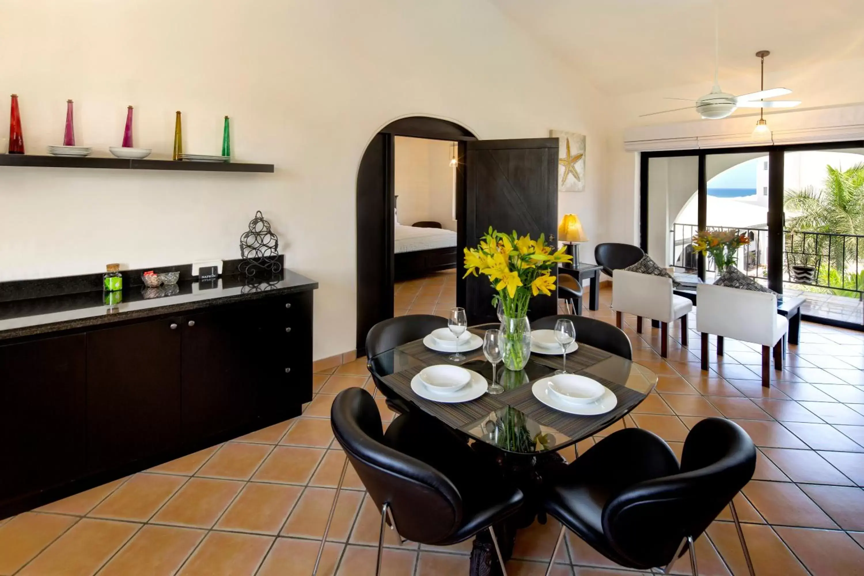 Kitchen or kitchenette, Dining Area in La Marina Inn