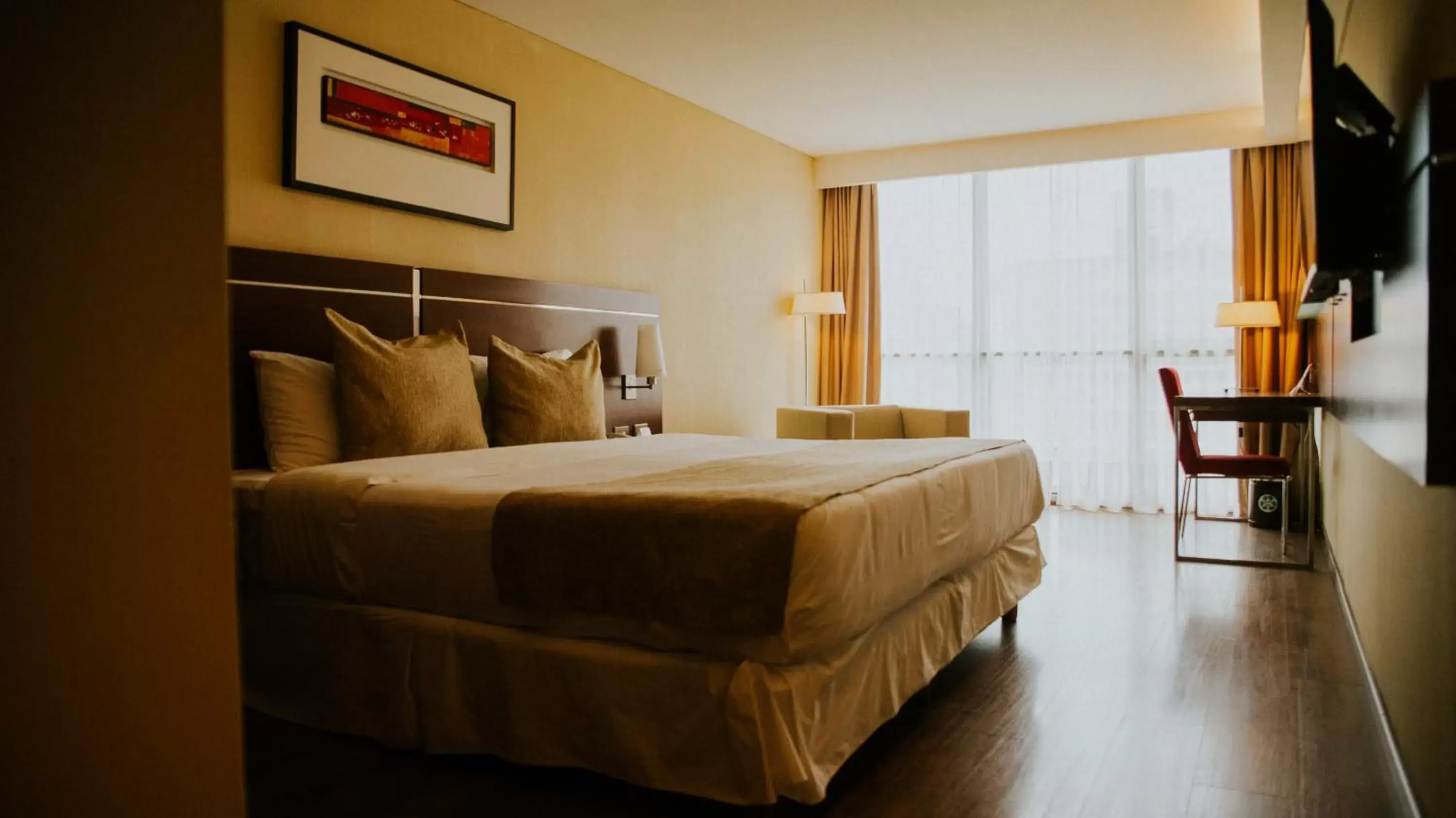 Bed in Howard Johnson La Cañada Hotel & Suites