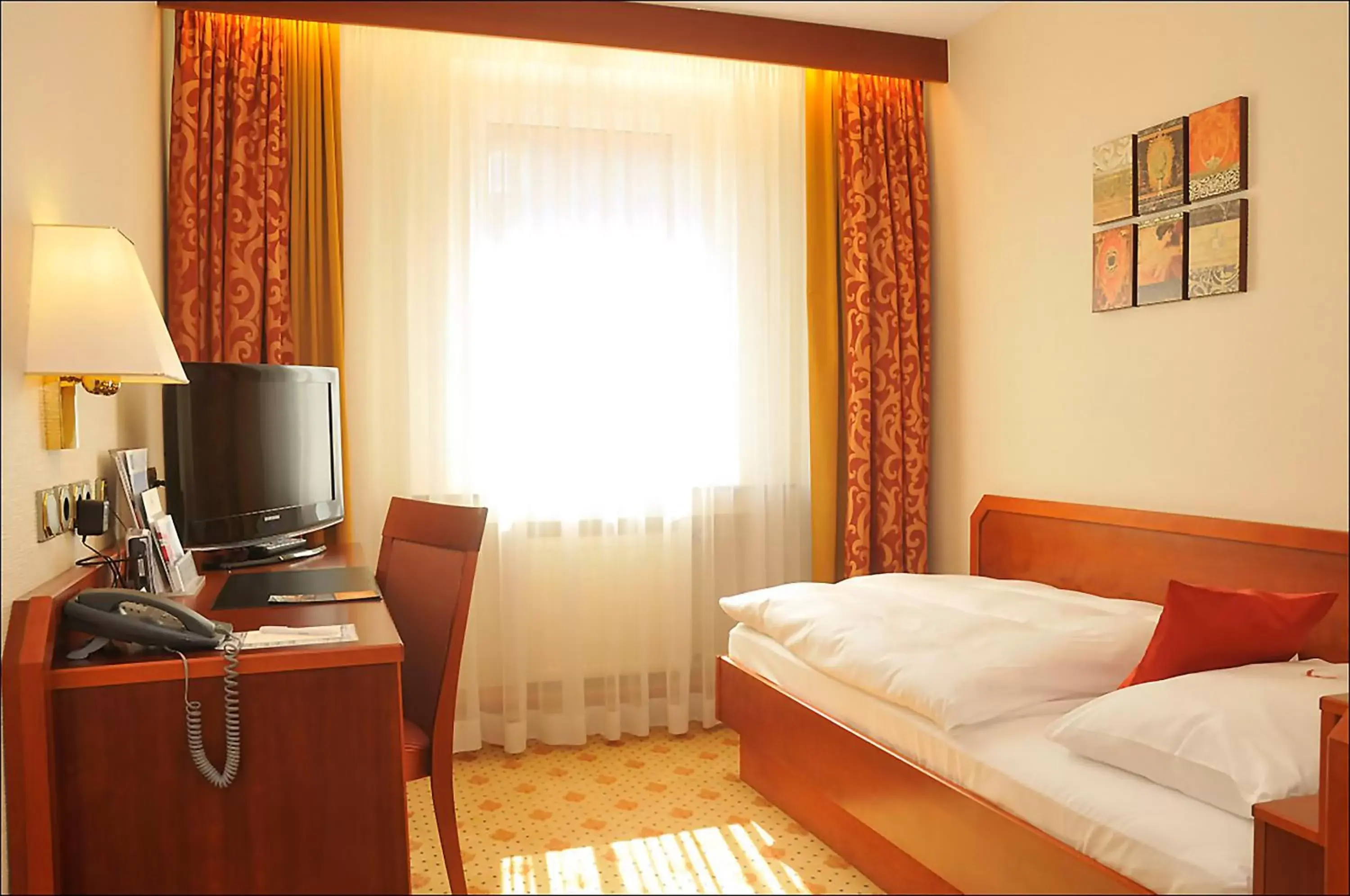 Photo of the whole room, Bed in Hotel Essener Hof; Sure Hotel Collection by Best Western