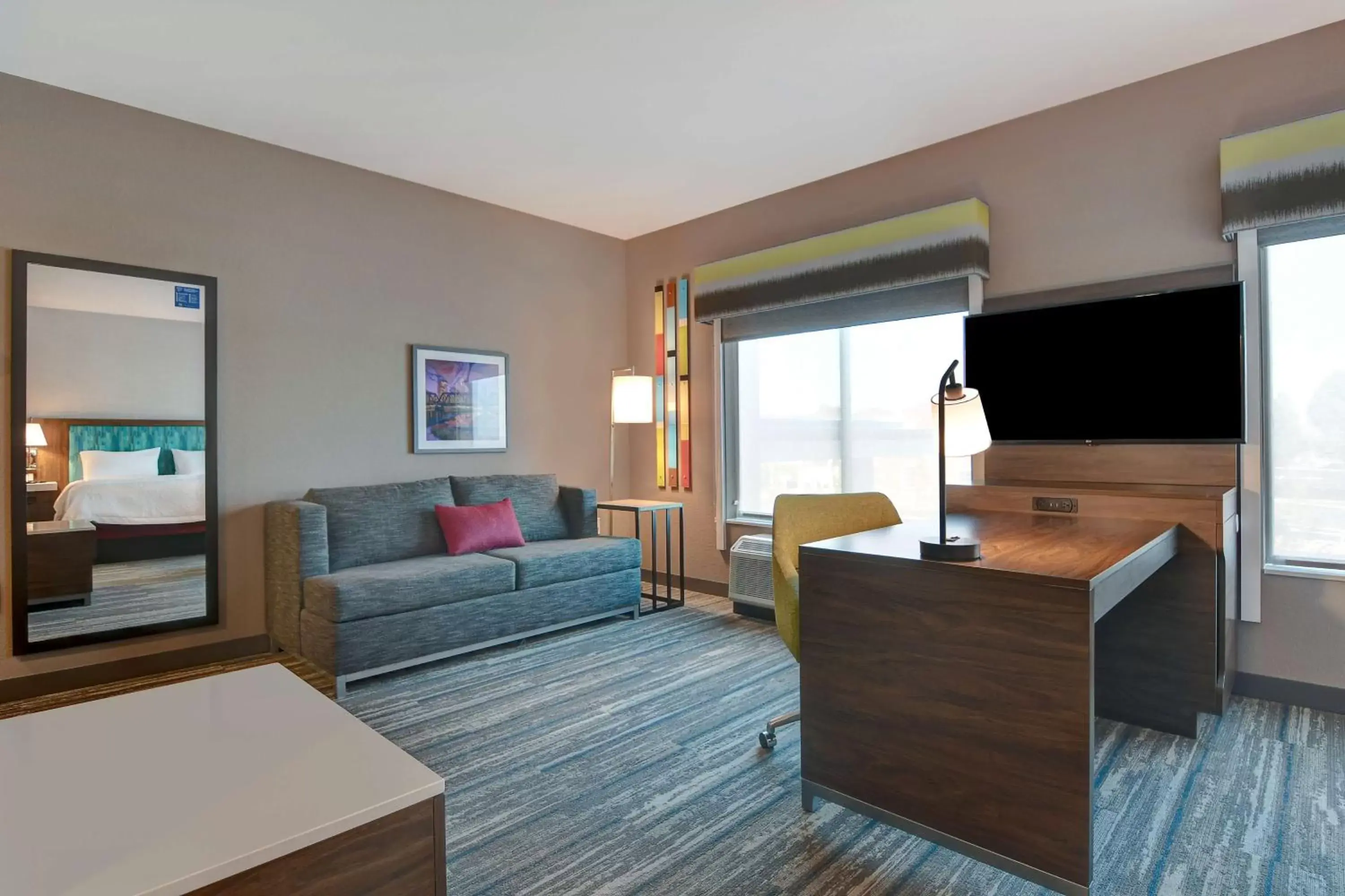 Bedroom, TV/Entertainment Center in Hampton Inn & Suites Canal Winchester Columbus