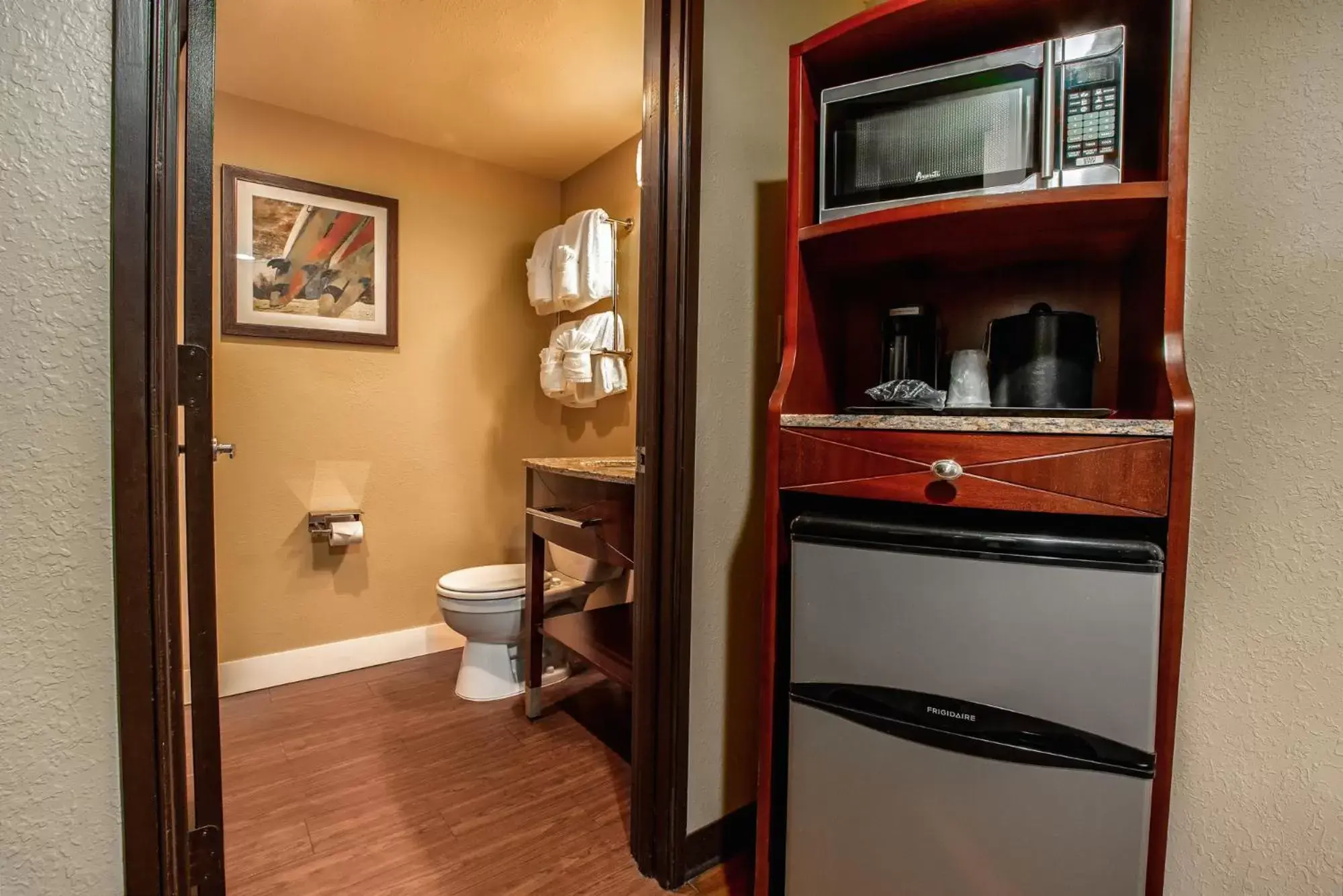 Kitchen or kitchenette in La Quinta by Wyndham Cocoa Beach Oceanfront