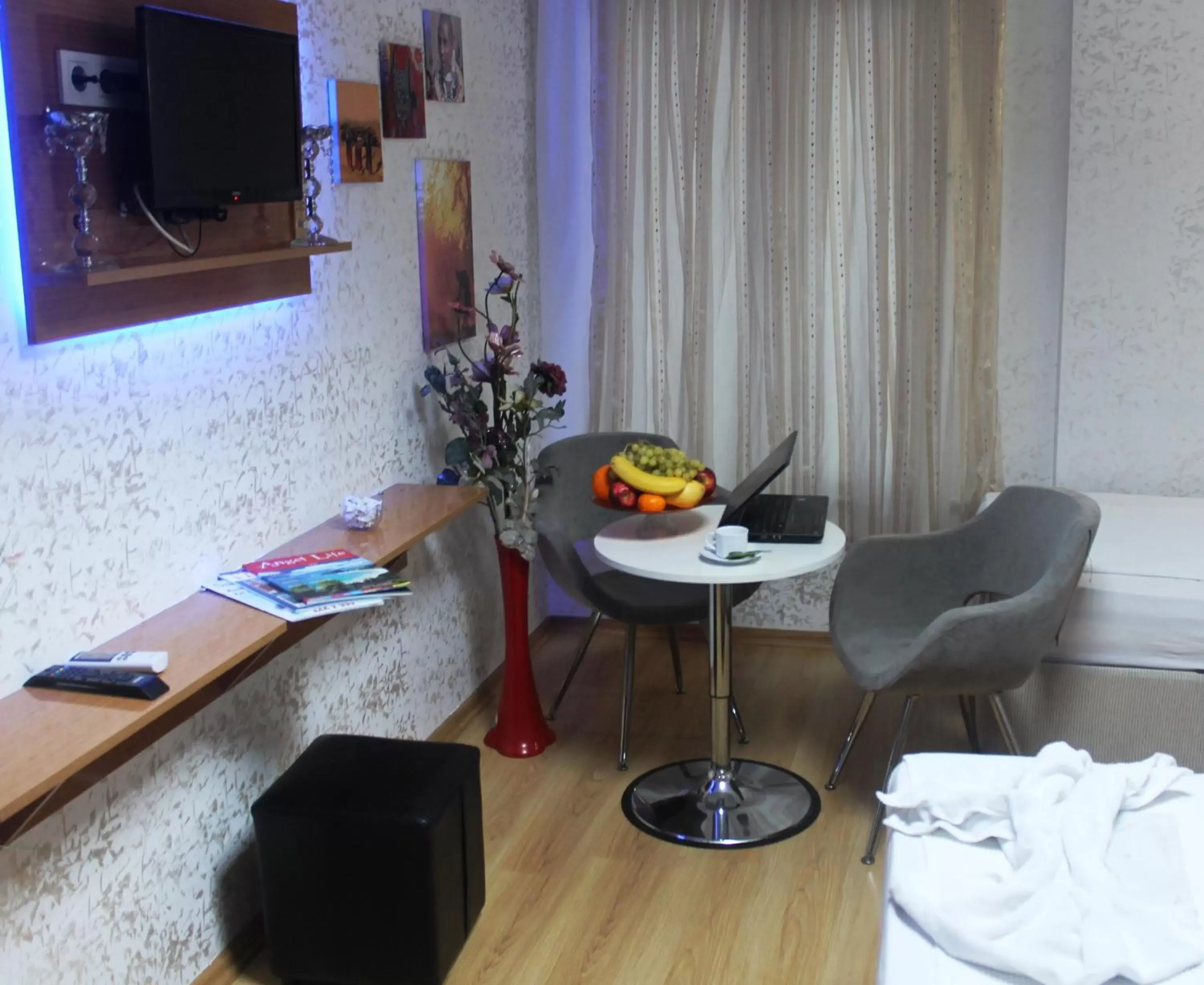Photo of the whole room, TV/Entertainment Center in Avcılar İnci Hotel
