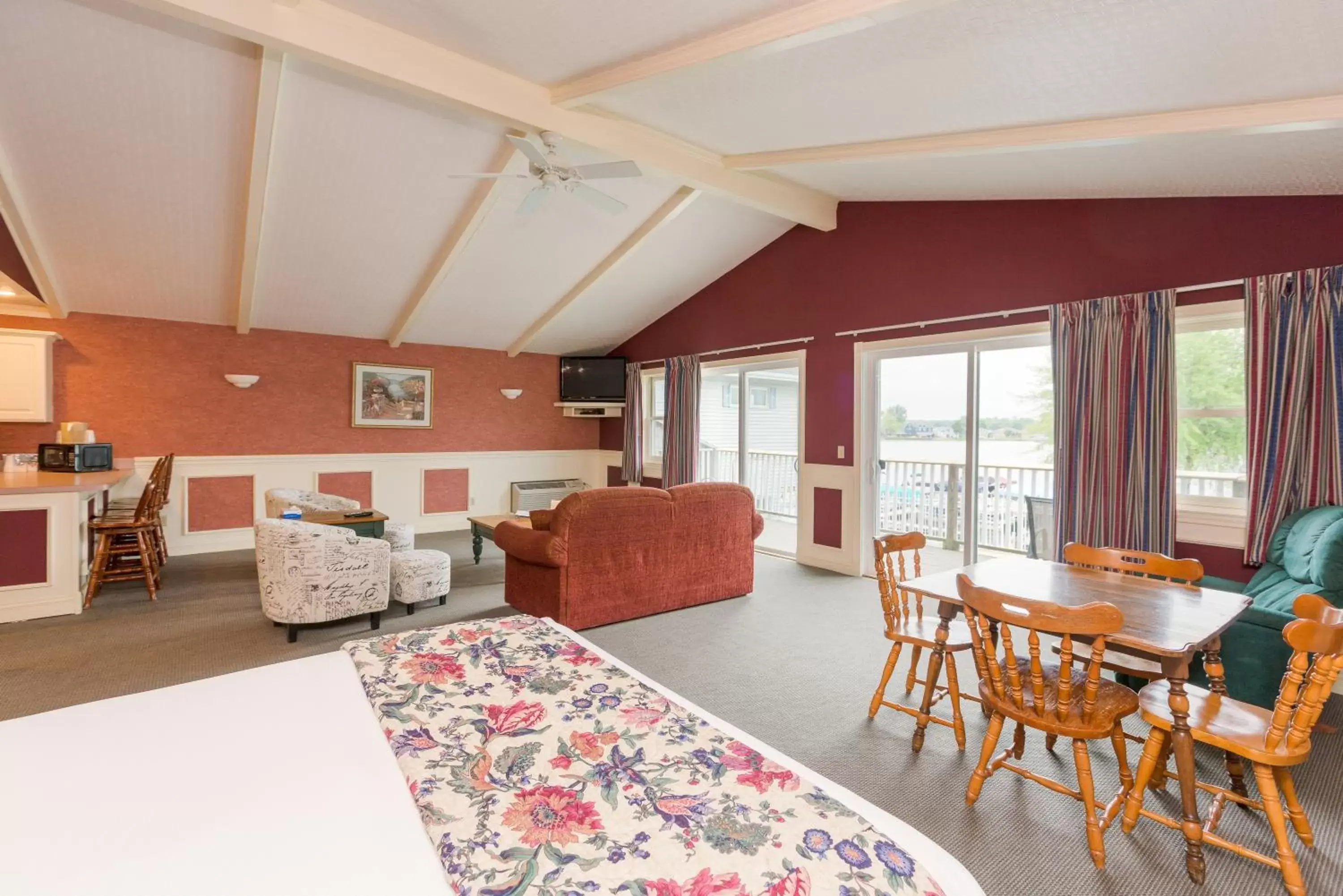 Executive Suite in The Blue Heron Inn Executive Suite in The Blue Heron Inn