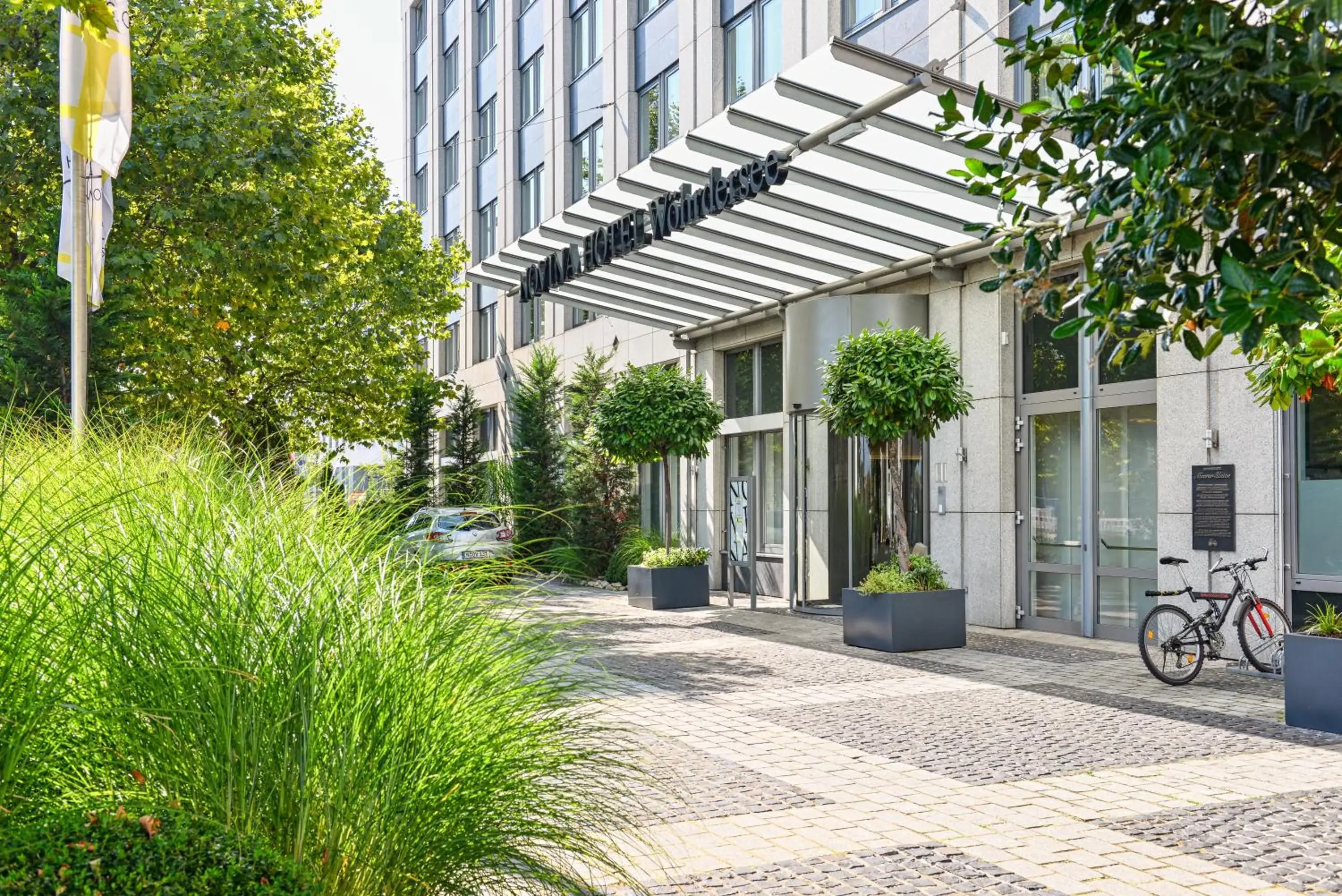 Facade/entrance, Property Building in Novina Hotel Wöhrdersee Nürnberg City