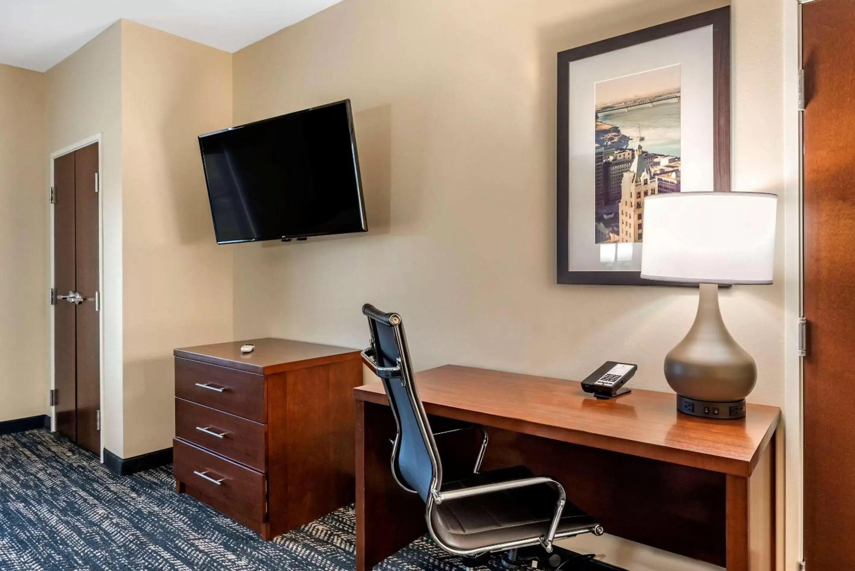 Photo of the whole room, TV/Entertainment Center in Comfort Suites West Memphis I-40 I-55