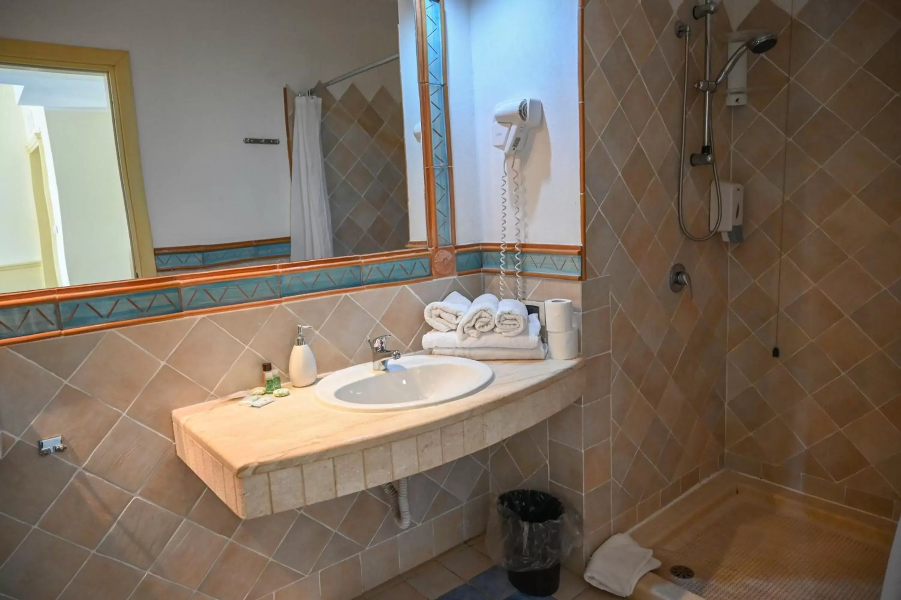 Shower, Bathroom in Hotel Baja Romantica