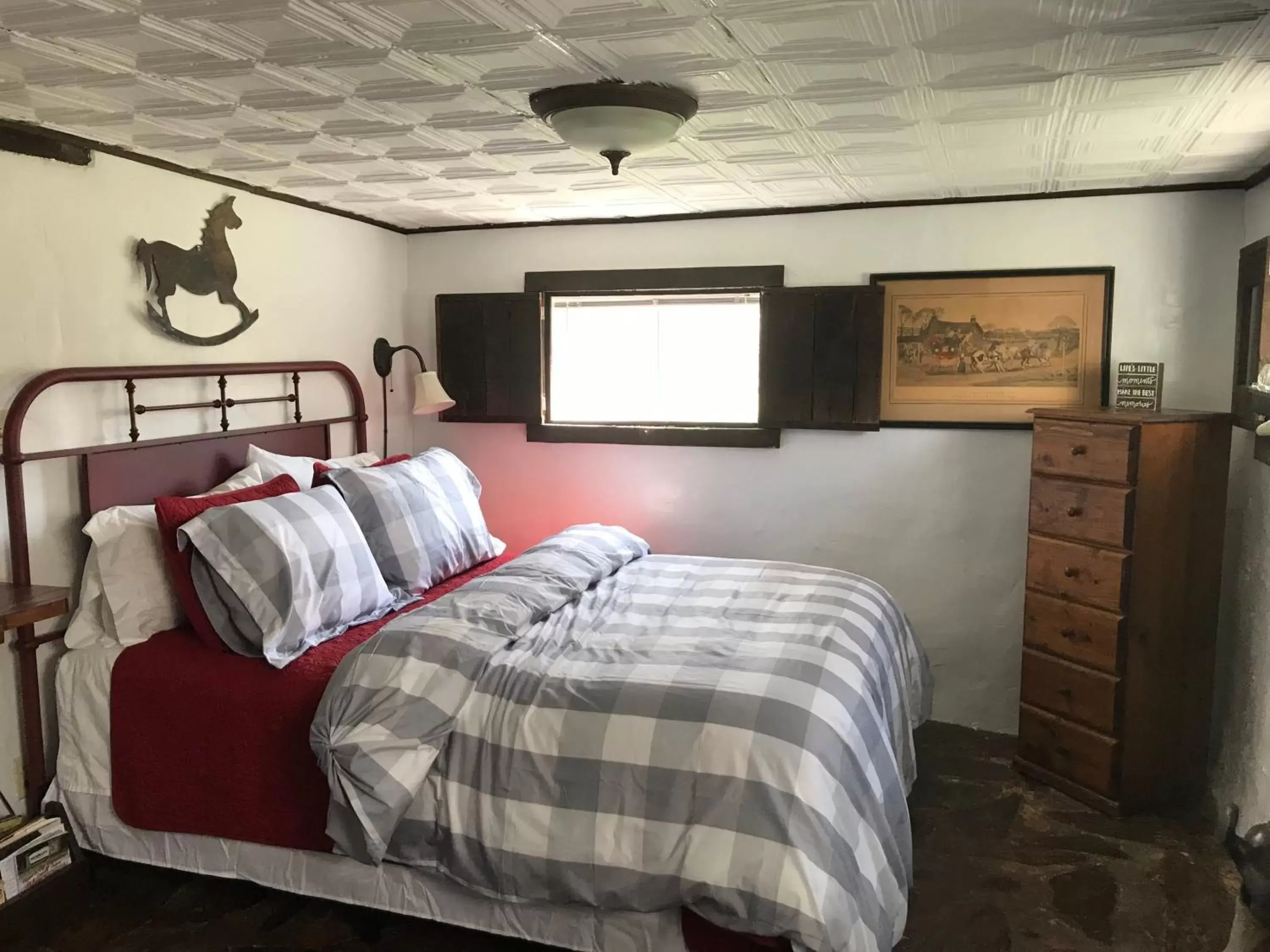 Bedroom, Bed in Folkestone Inn