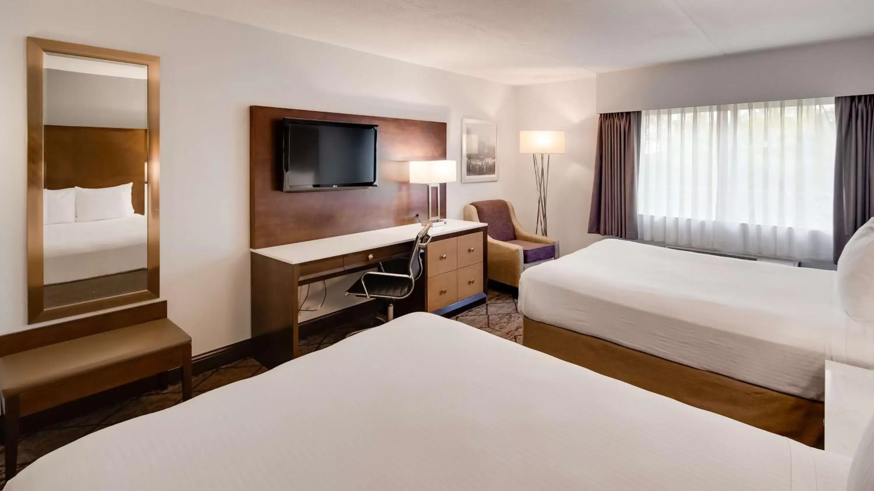 Photo of the whole room, Bed in Best Western Plus Longbranch Hotel & Convention Center