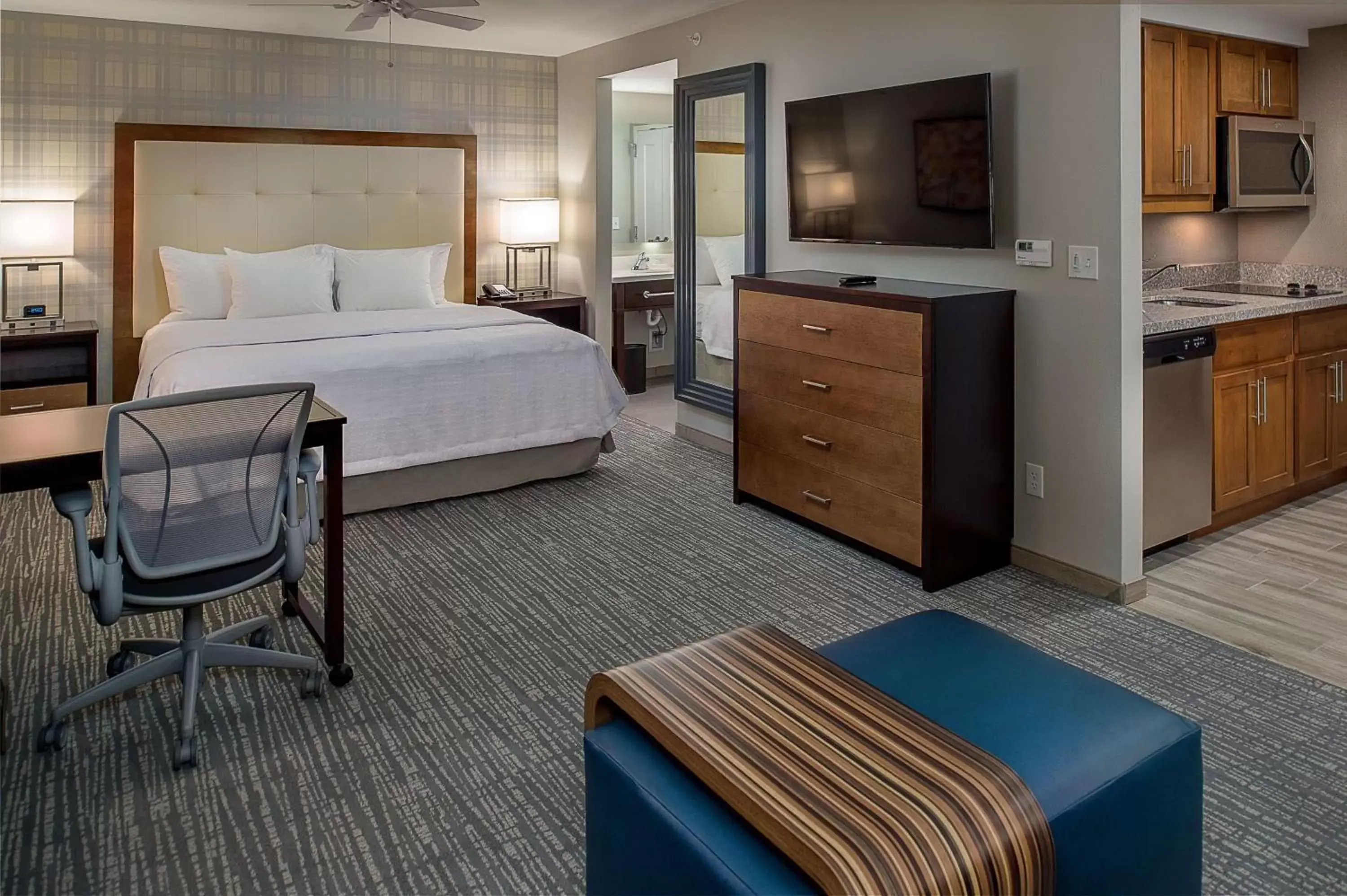 Living room, Bed in Homewood Suites by Hilton St. Louis Westport