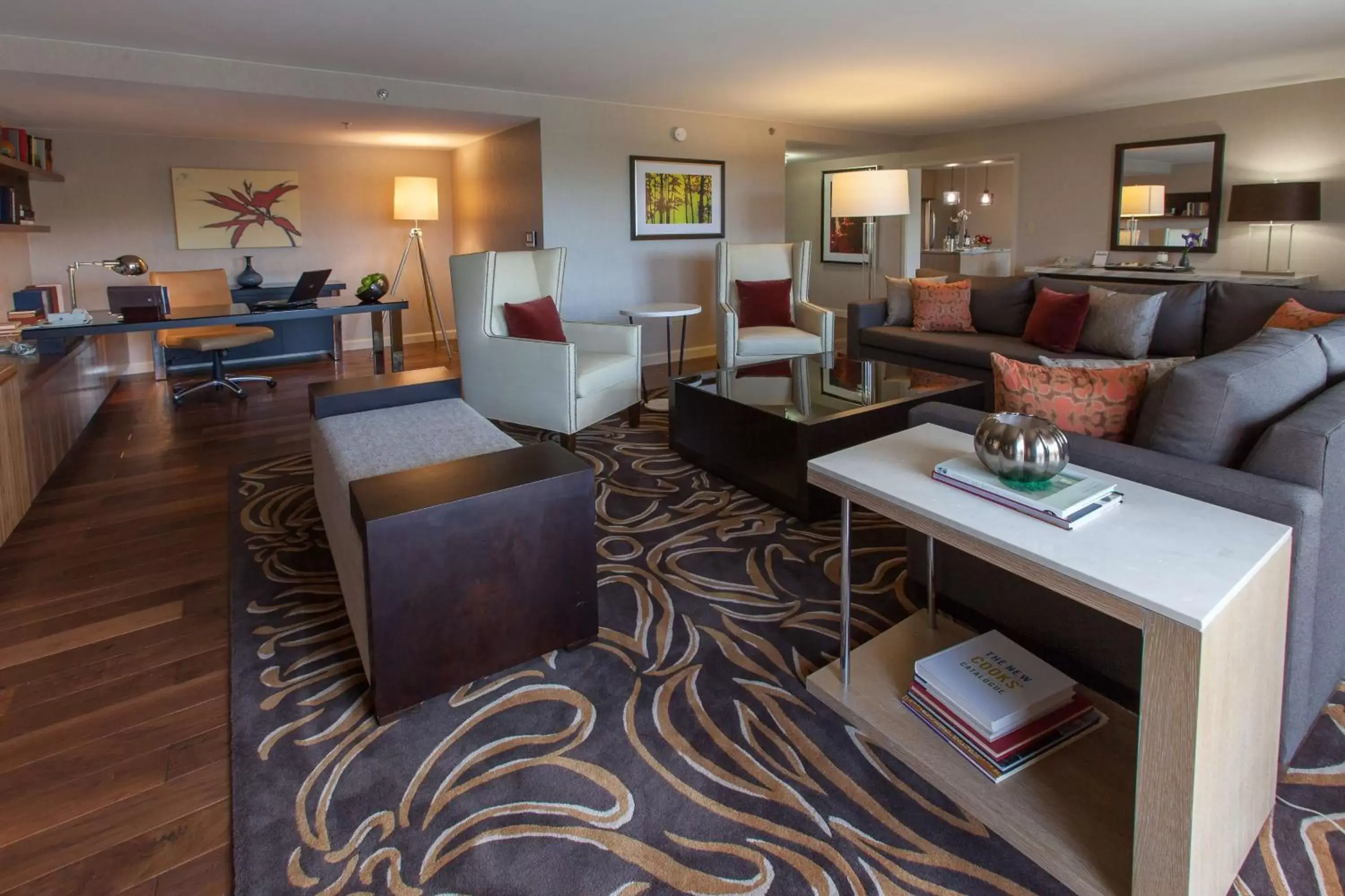 Bedroom, Seating Area in DoubleTree by Hilton Pittsburgh-Green Tree