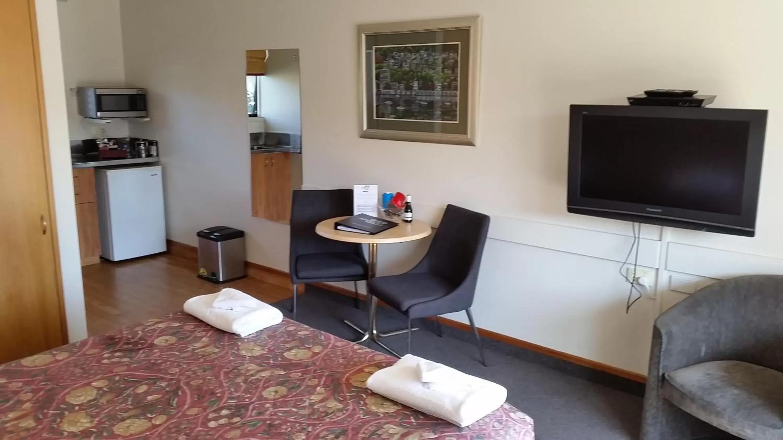 Living room, TV/Entertainment Center in Airport Gateway Motor Lodge