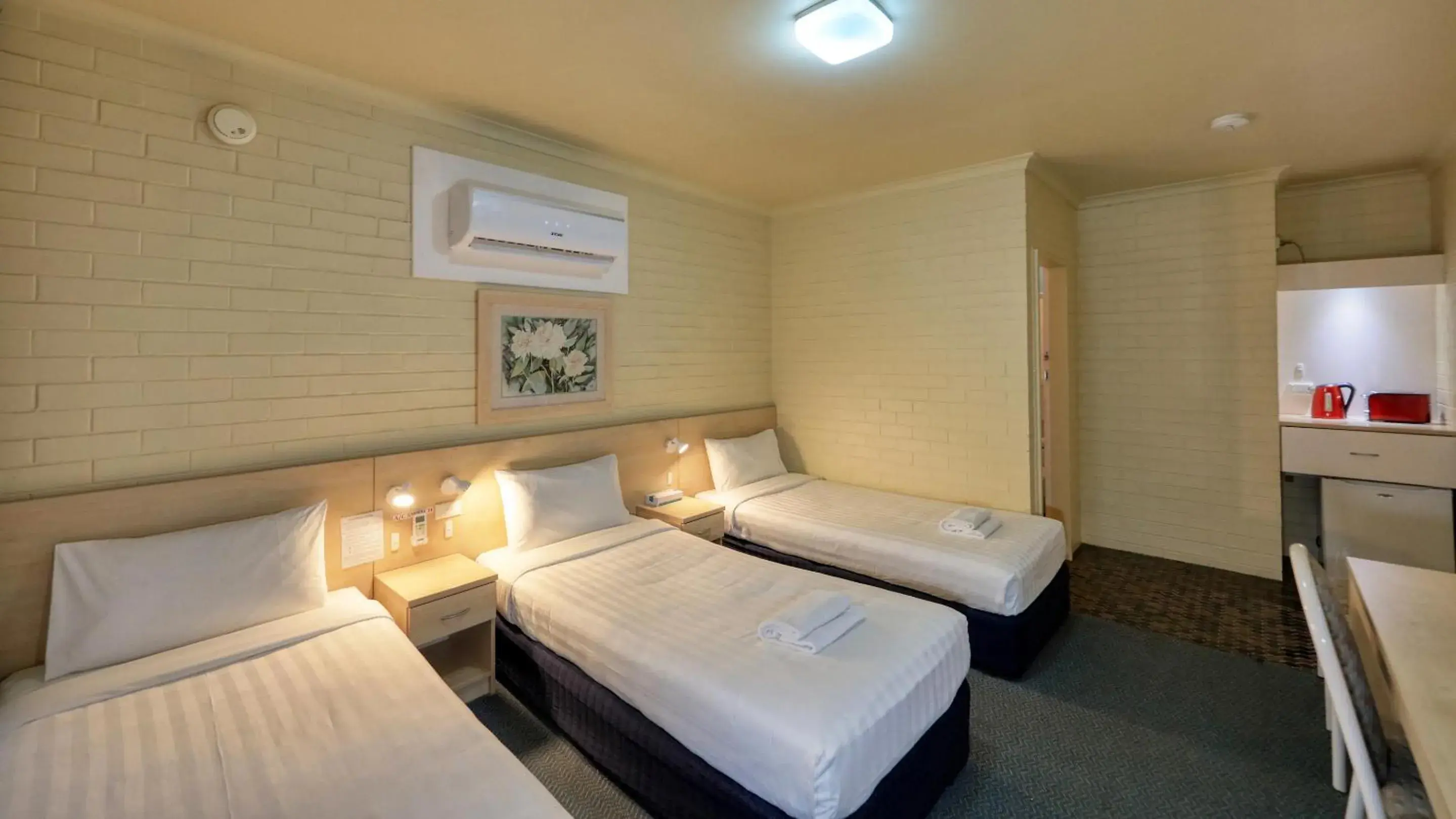 Bed in Junee Motor Inn