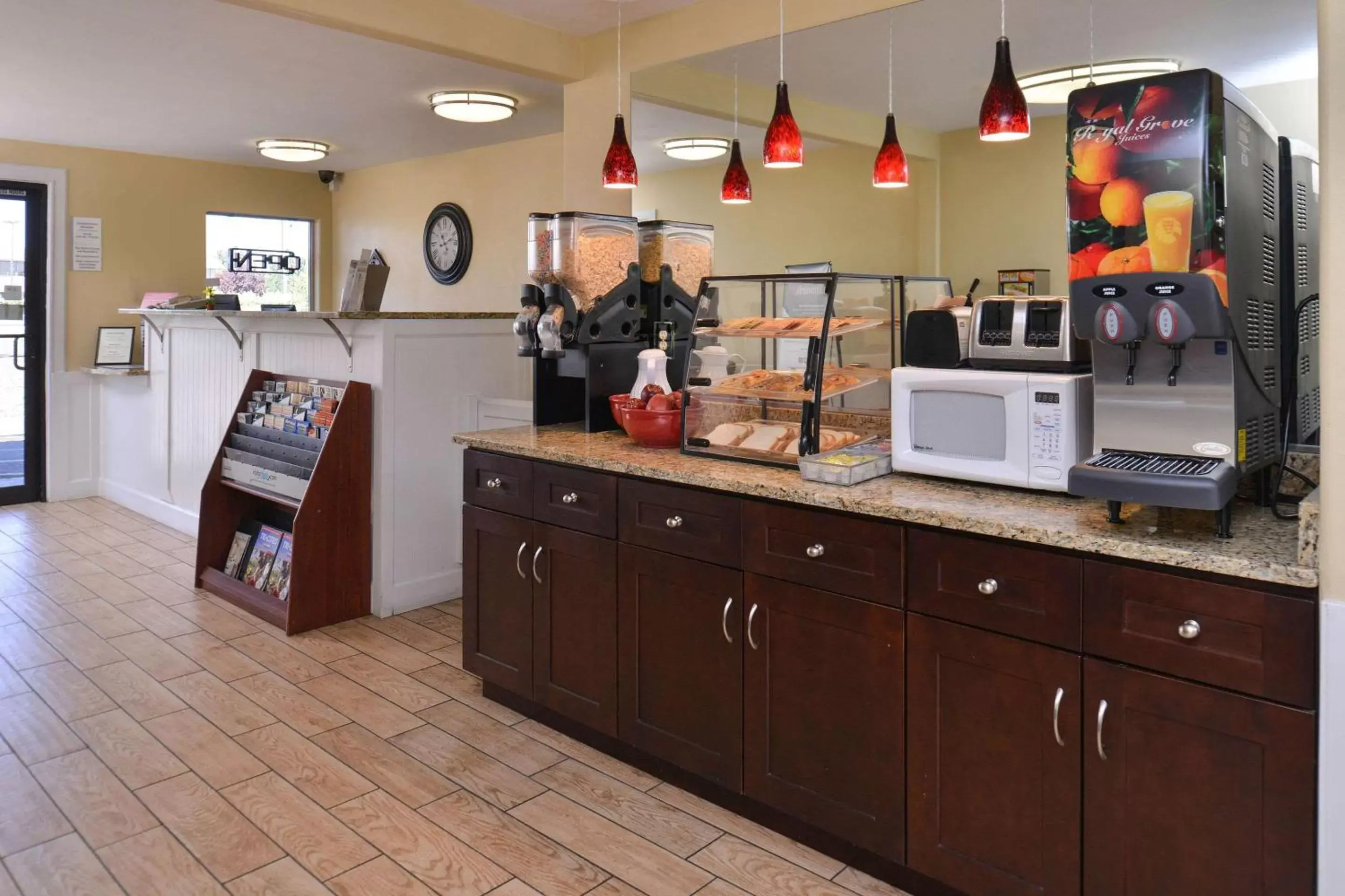 Restaurant/places to eat, Kitchen/Kitchenette in Econo Lodge Kennewick