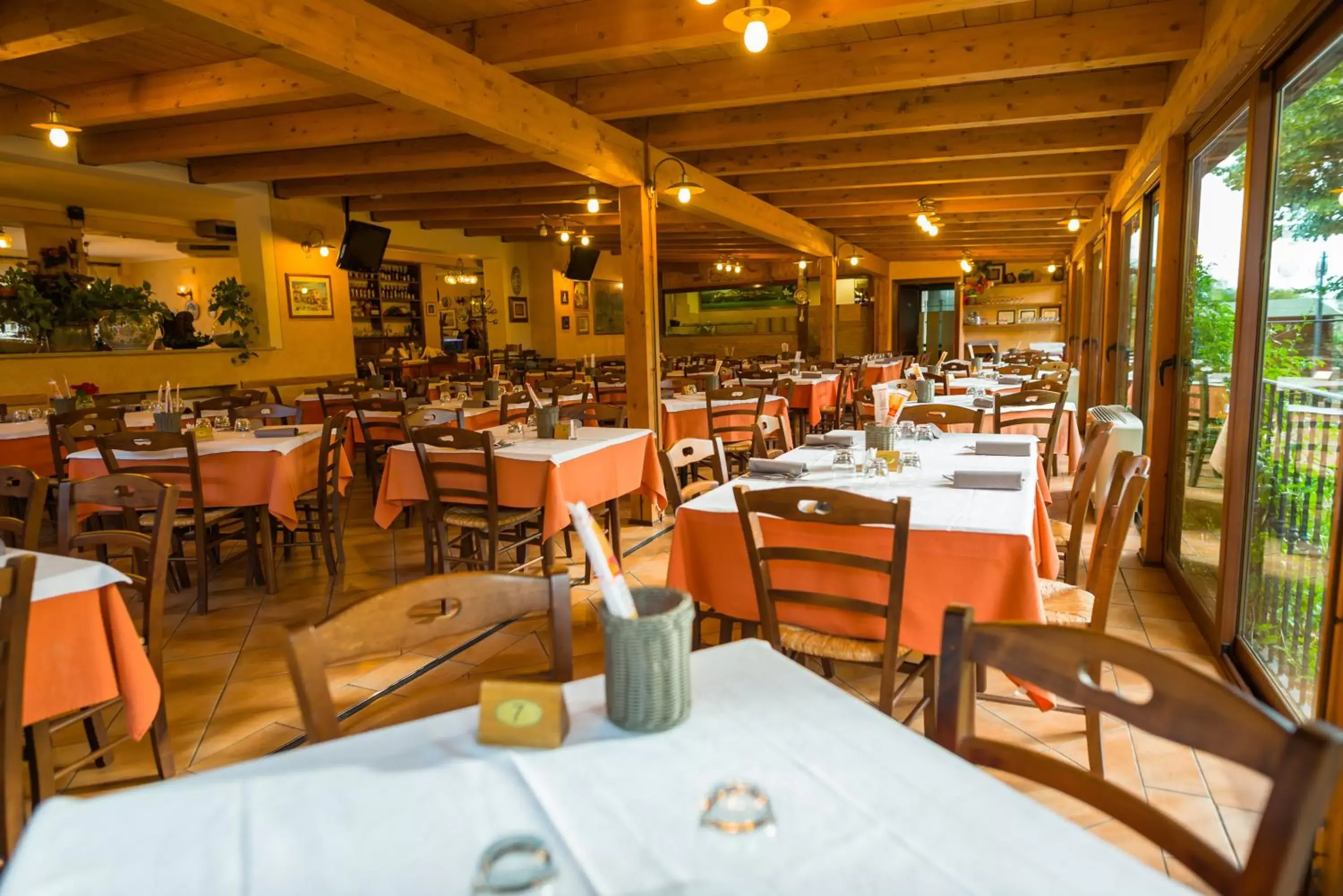 Restaurant/Places to Eat in Hotel La Tavola Rotonda