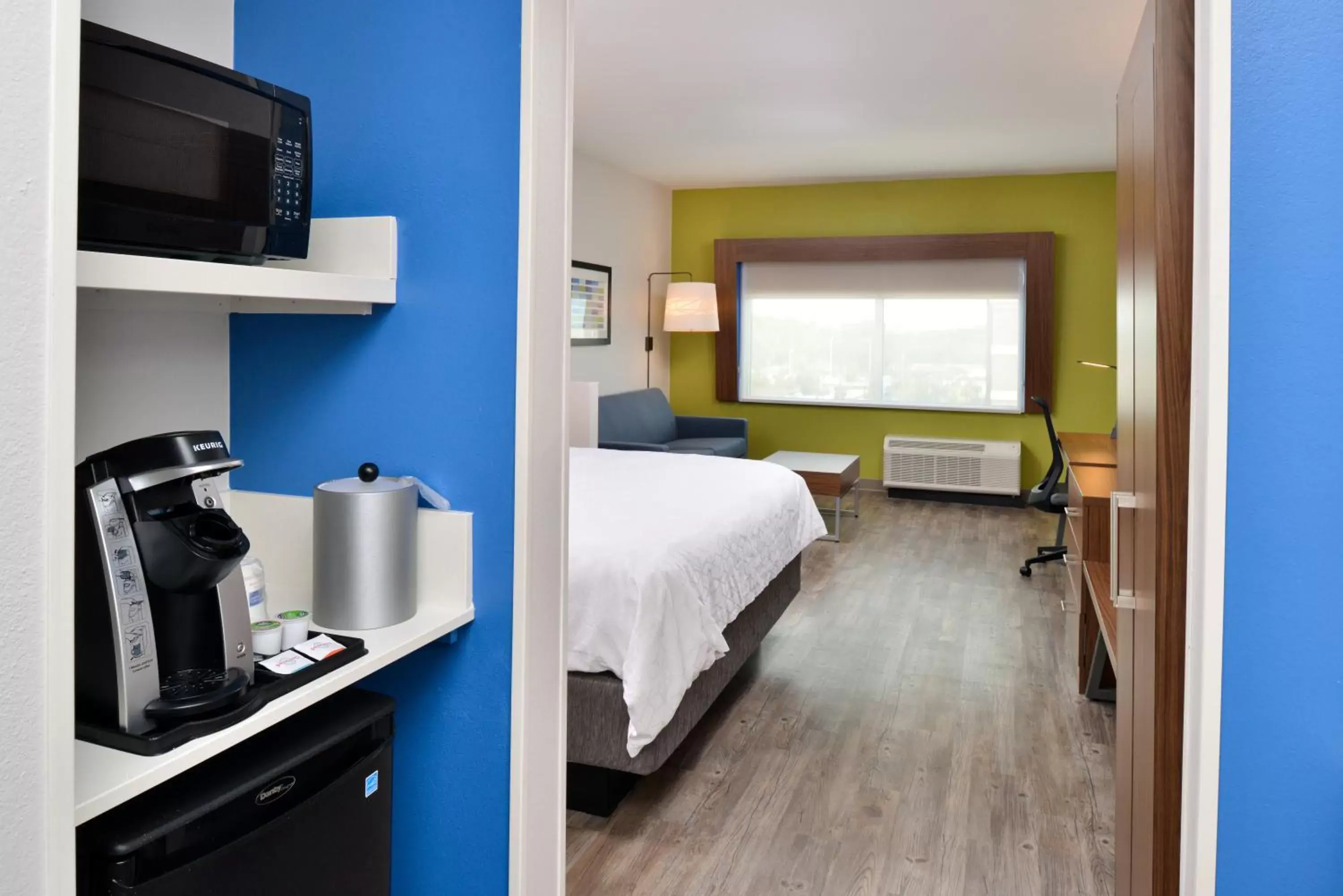 Bedroom in Holiday Inn Express Orlando - South Park, an IHG Hotel