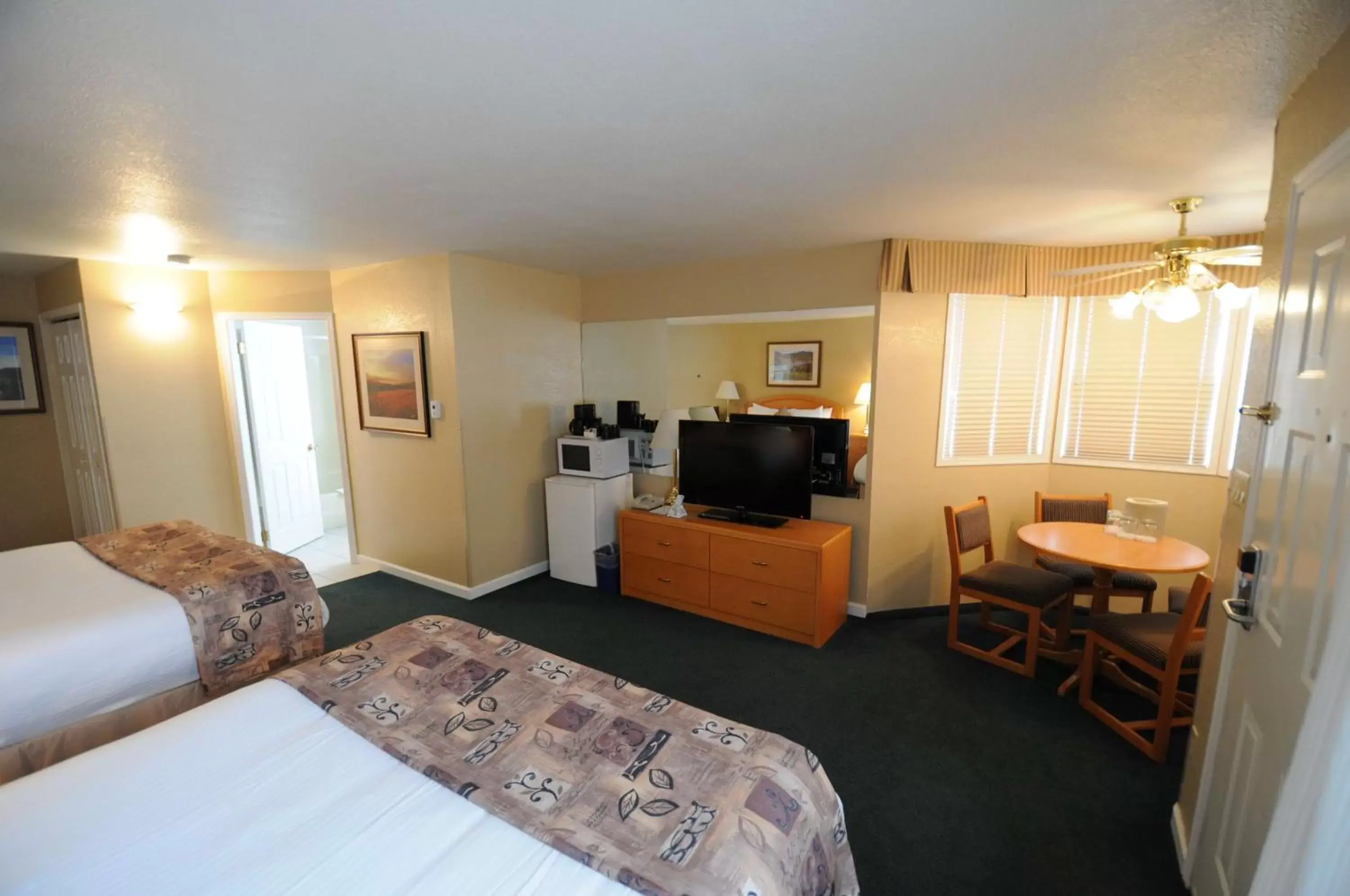 Photo of the whole room, TV/Entertainment Center in Best Western Inn at Penticton