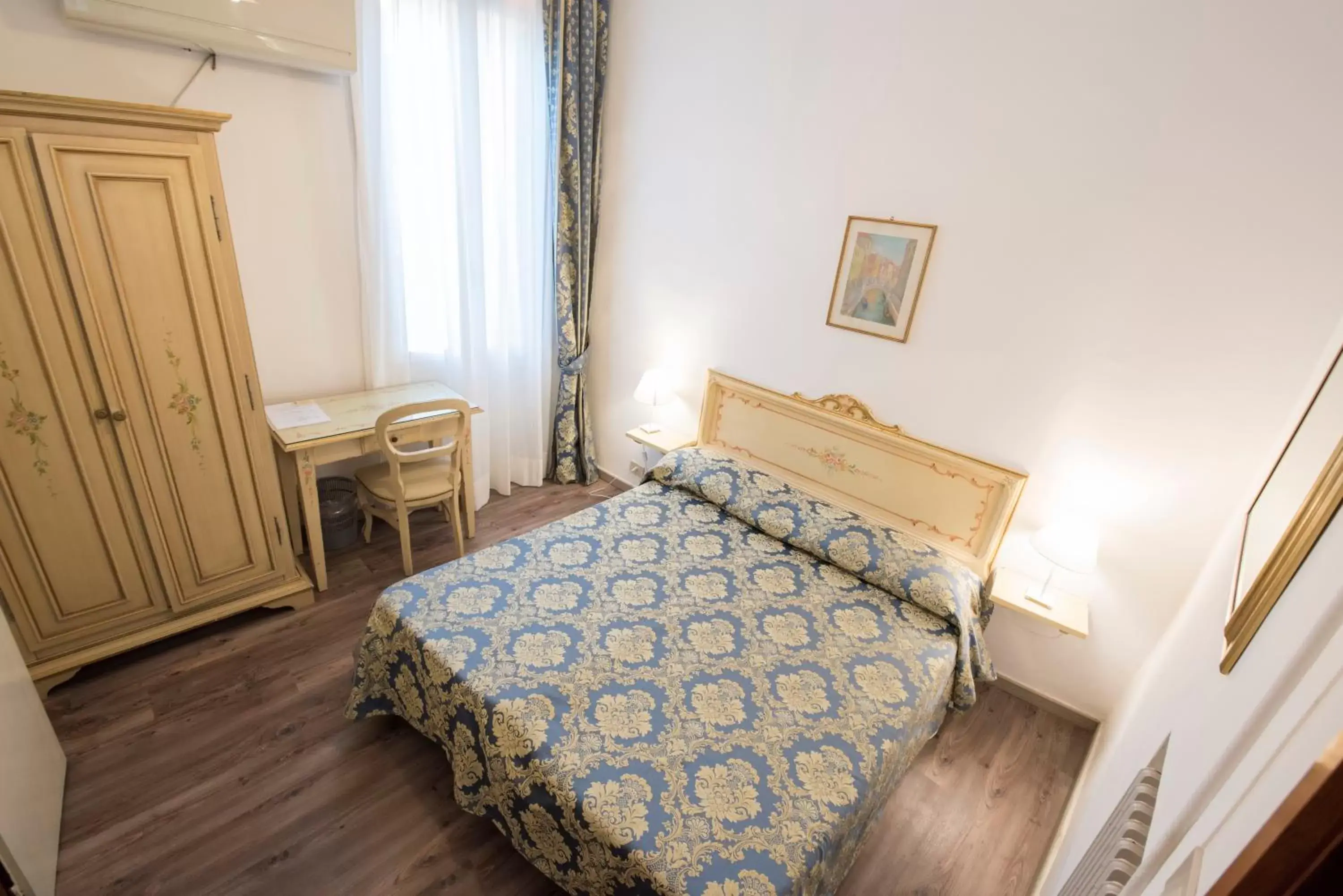 Photo of the whole room, Bed in Albergo Casa Peron