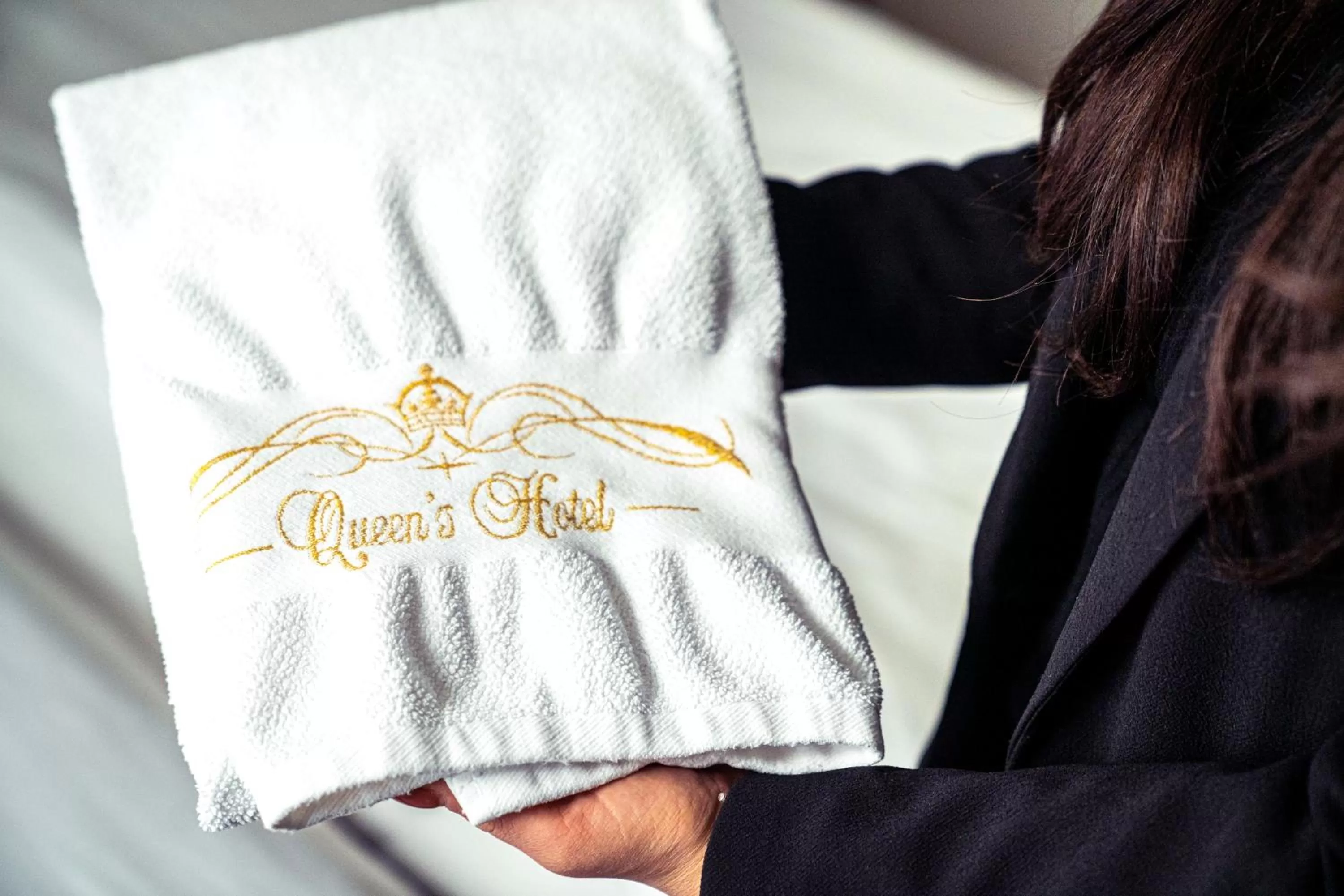 Logo/Certificate/Sign in Queen's Hotel by First Hotels