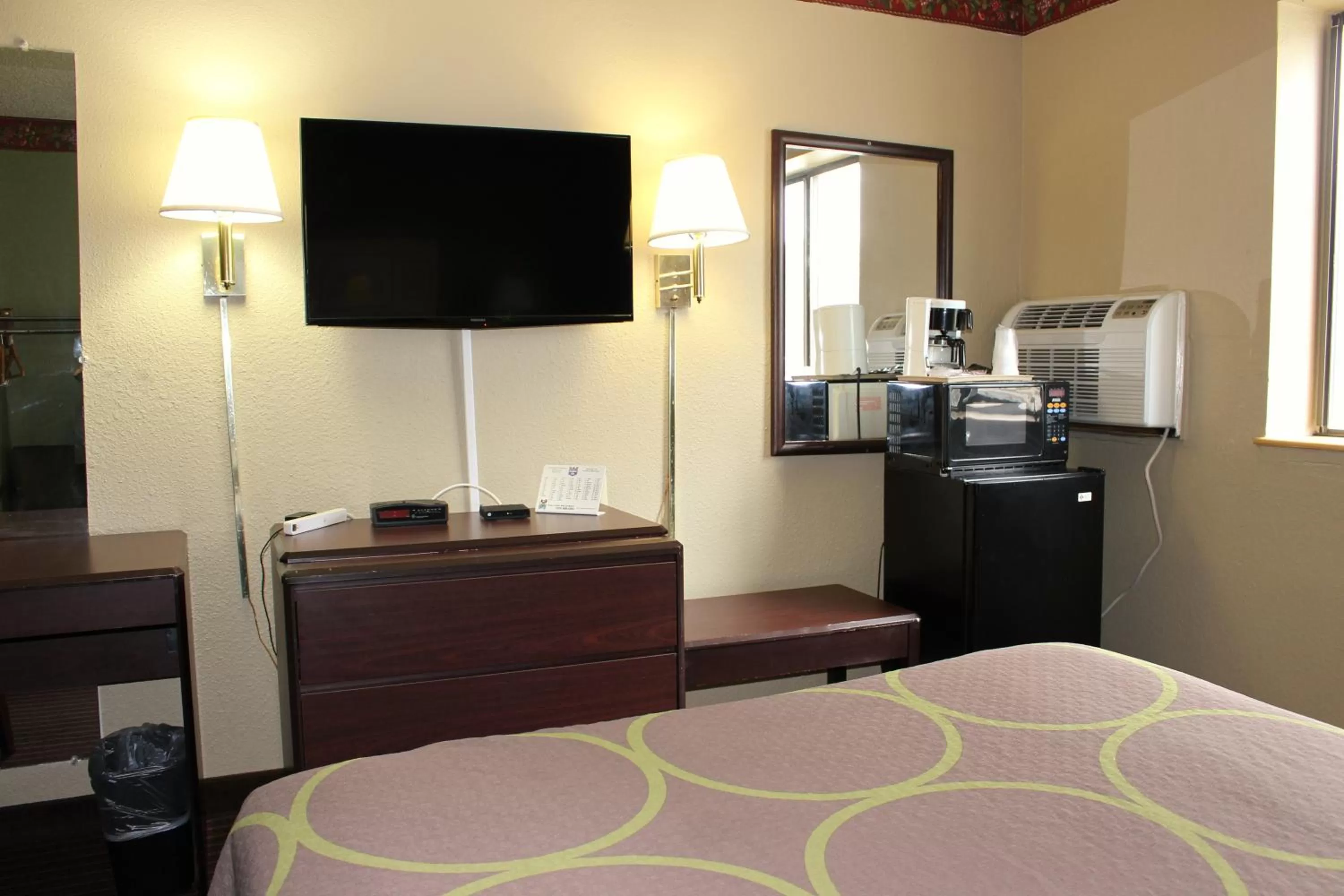 Photo of the whole room, Bed in Knights Inn Albany