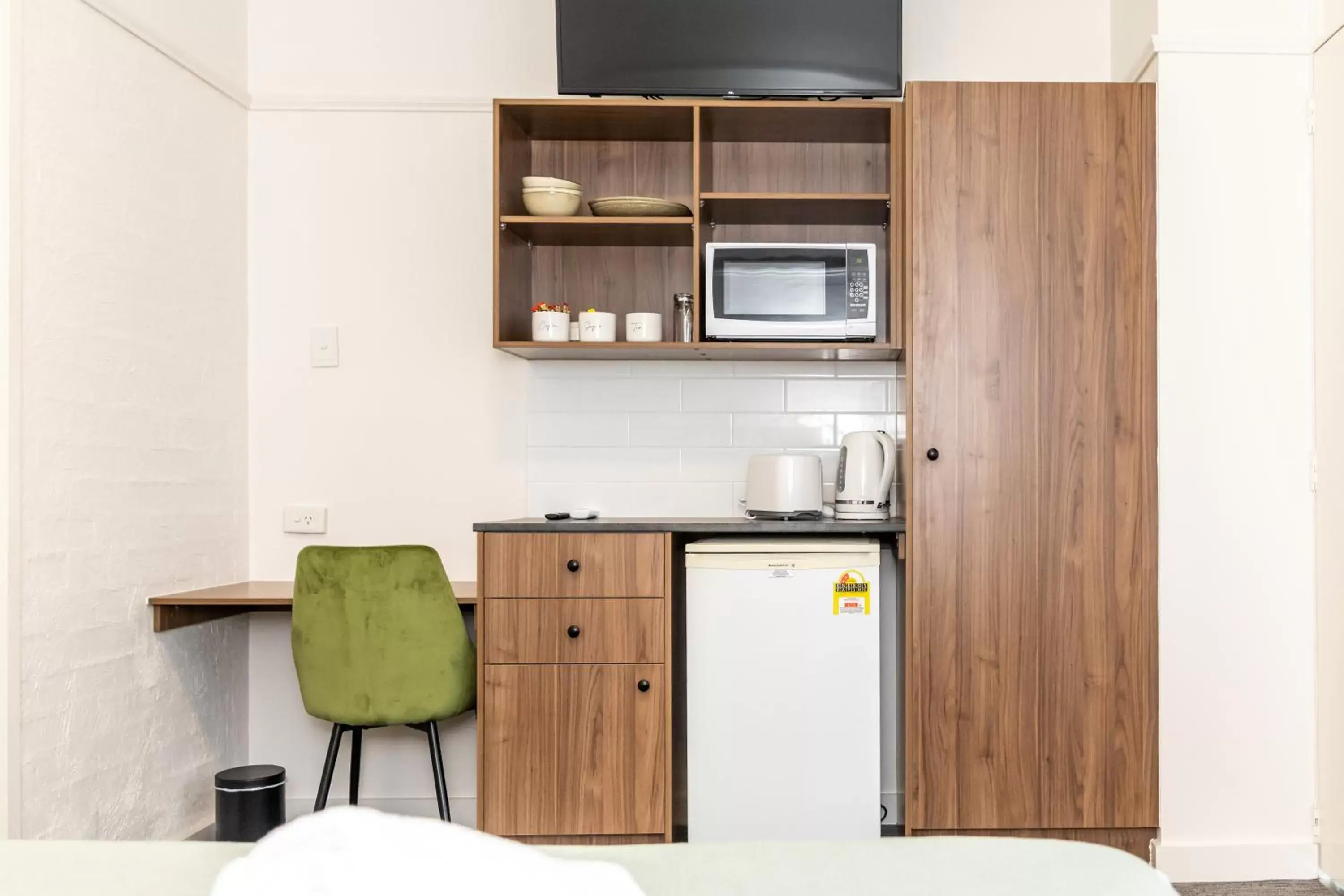 Kitchen or kitchenette, Kitchen/Kitchenette in Salisbury Hotel Motel