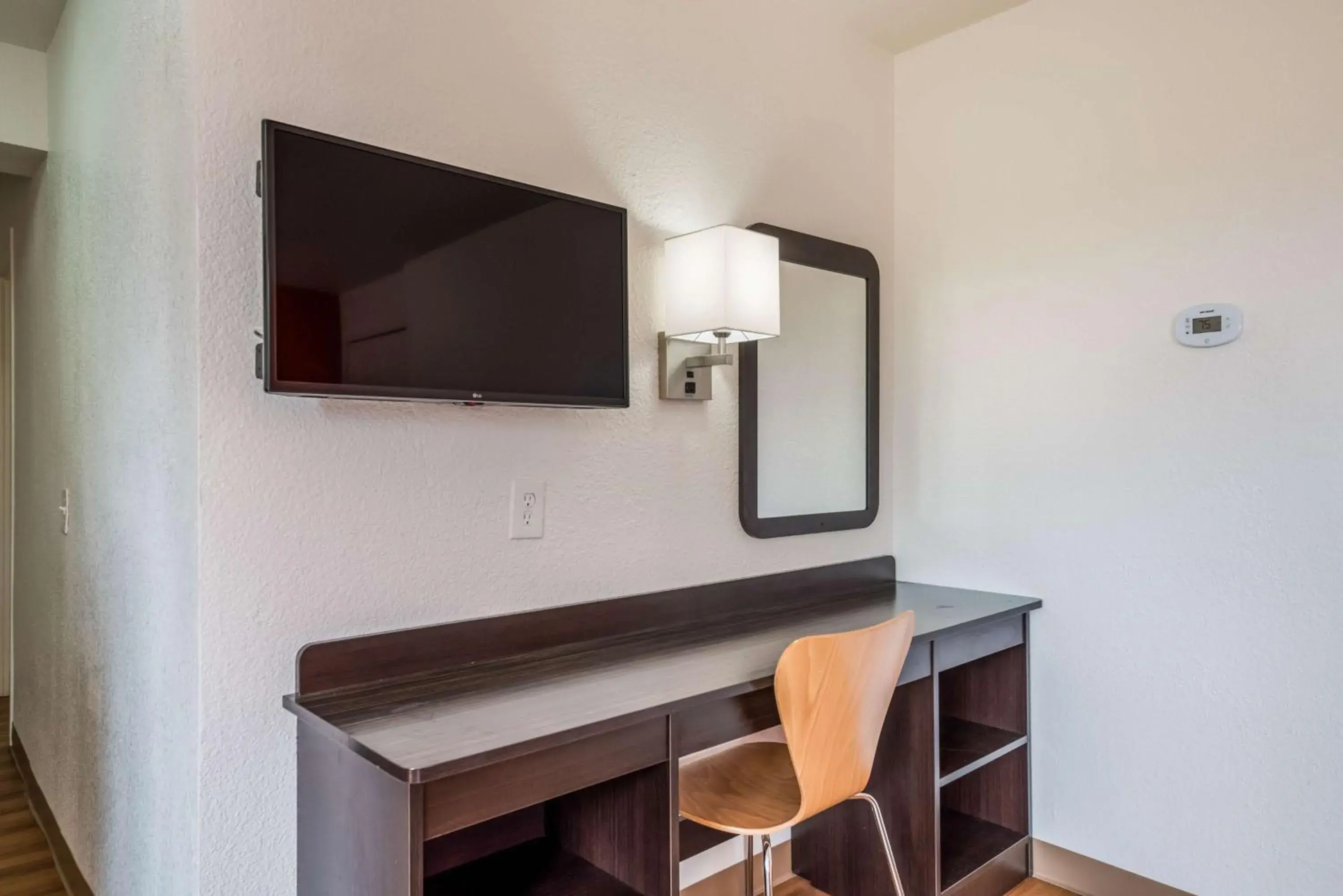 Bedroom, TV/Entertainment Center in Motel 6-Rohnert Park, CA