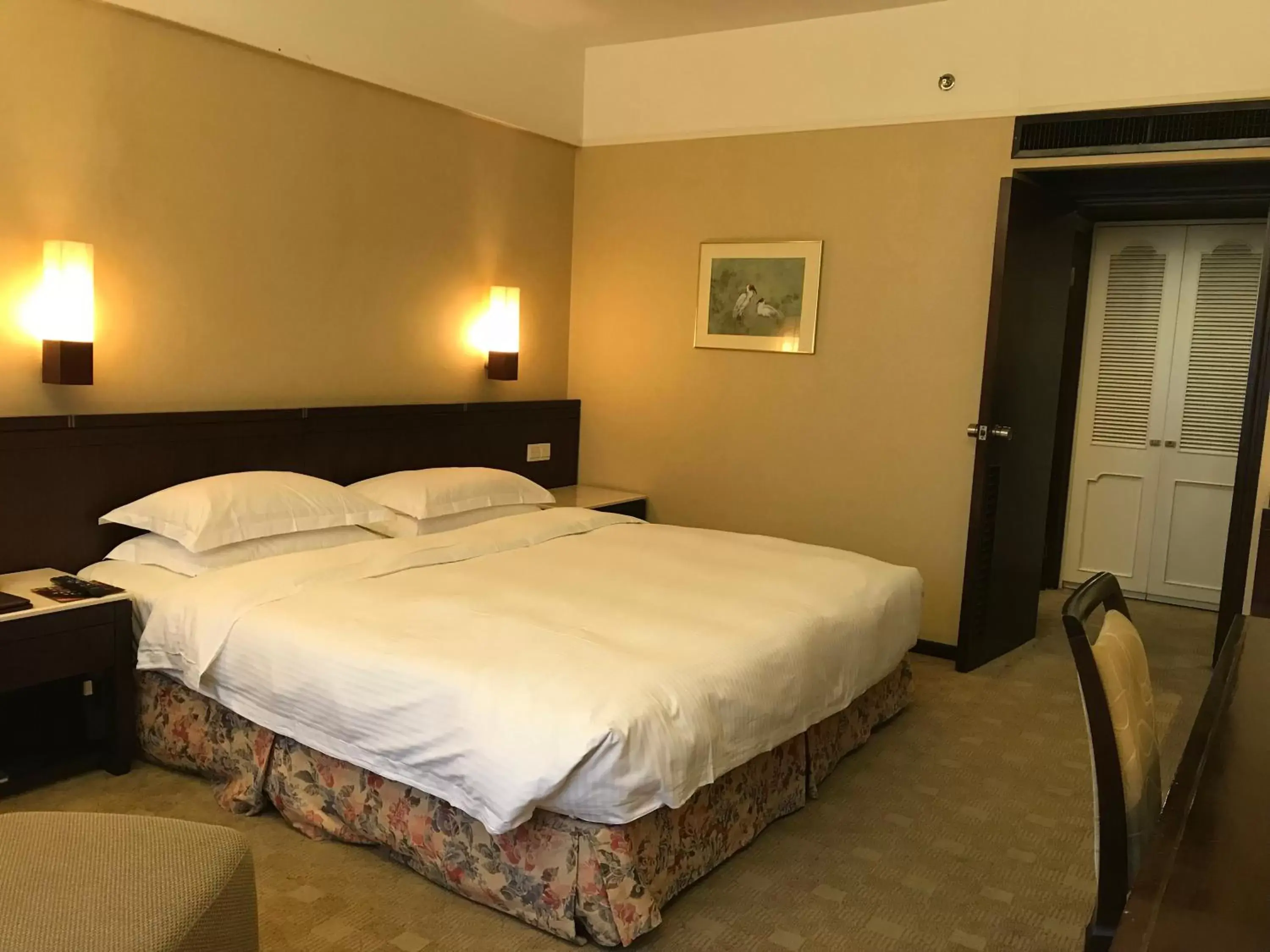 Photo of the whole room, Bed in Zhongshan International Hotel