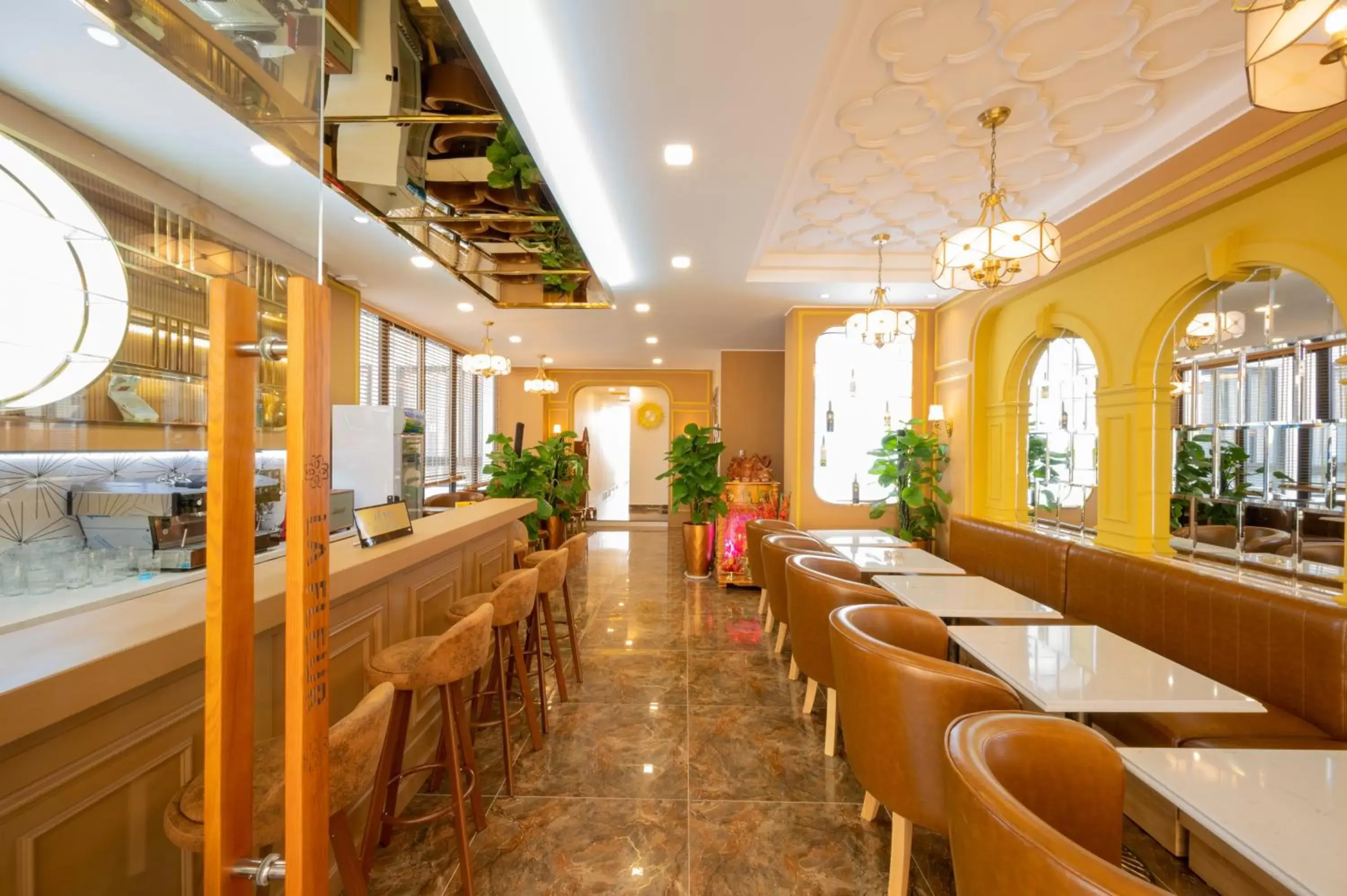Restaurant/places to eat, Lounge/Bar in La Fleur Premium Central Apartment
