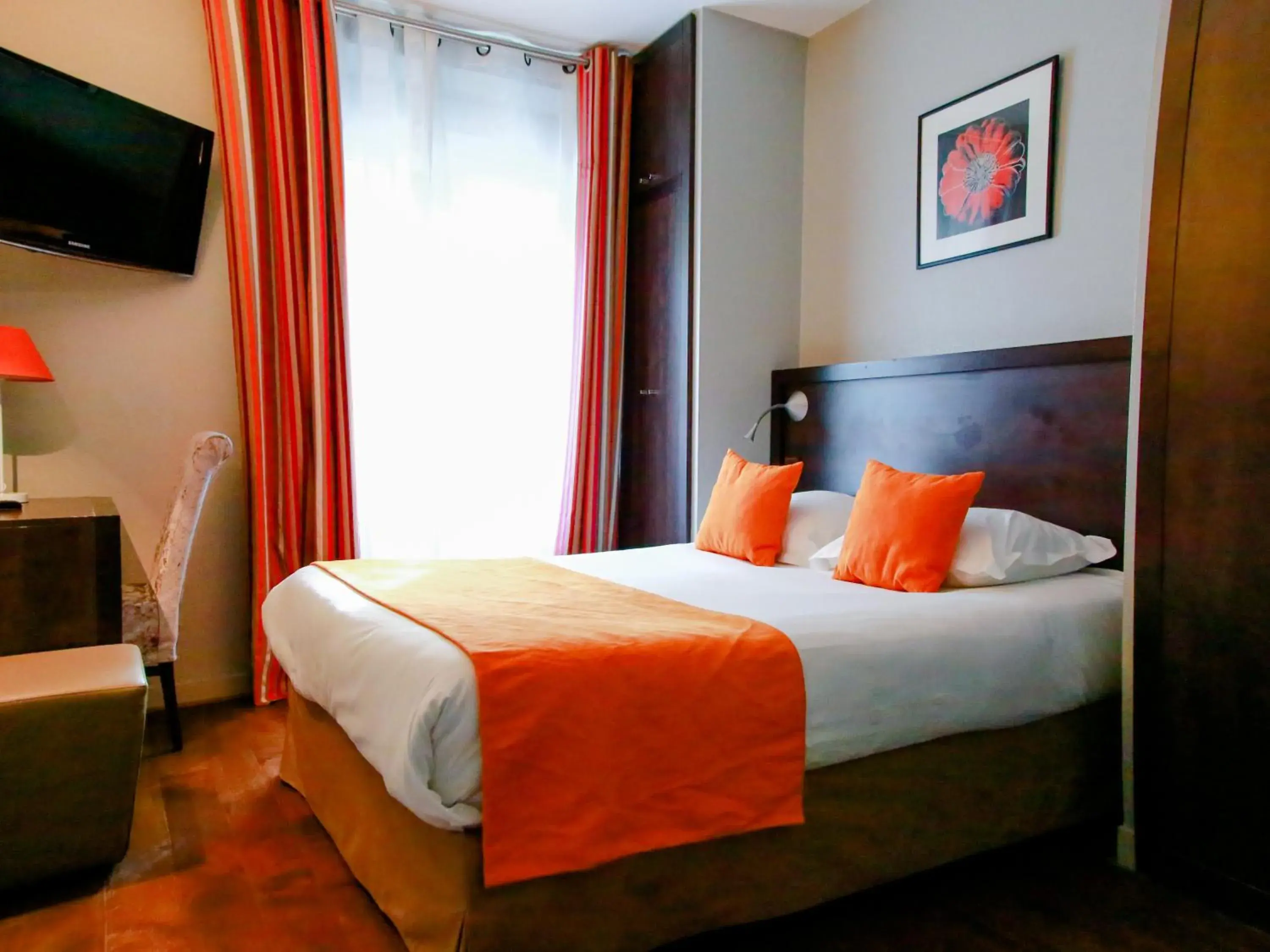 Bedroom, Bed in Avalon Hotel - Gare Du Nord Paris