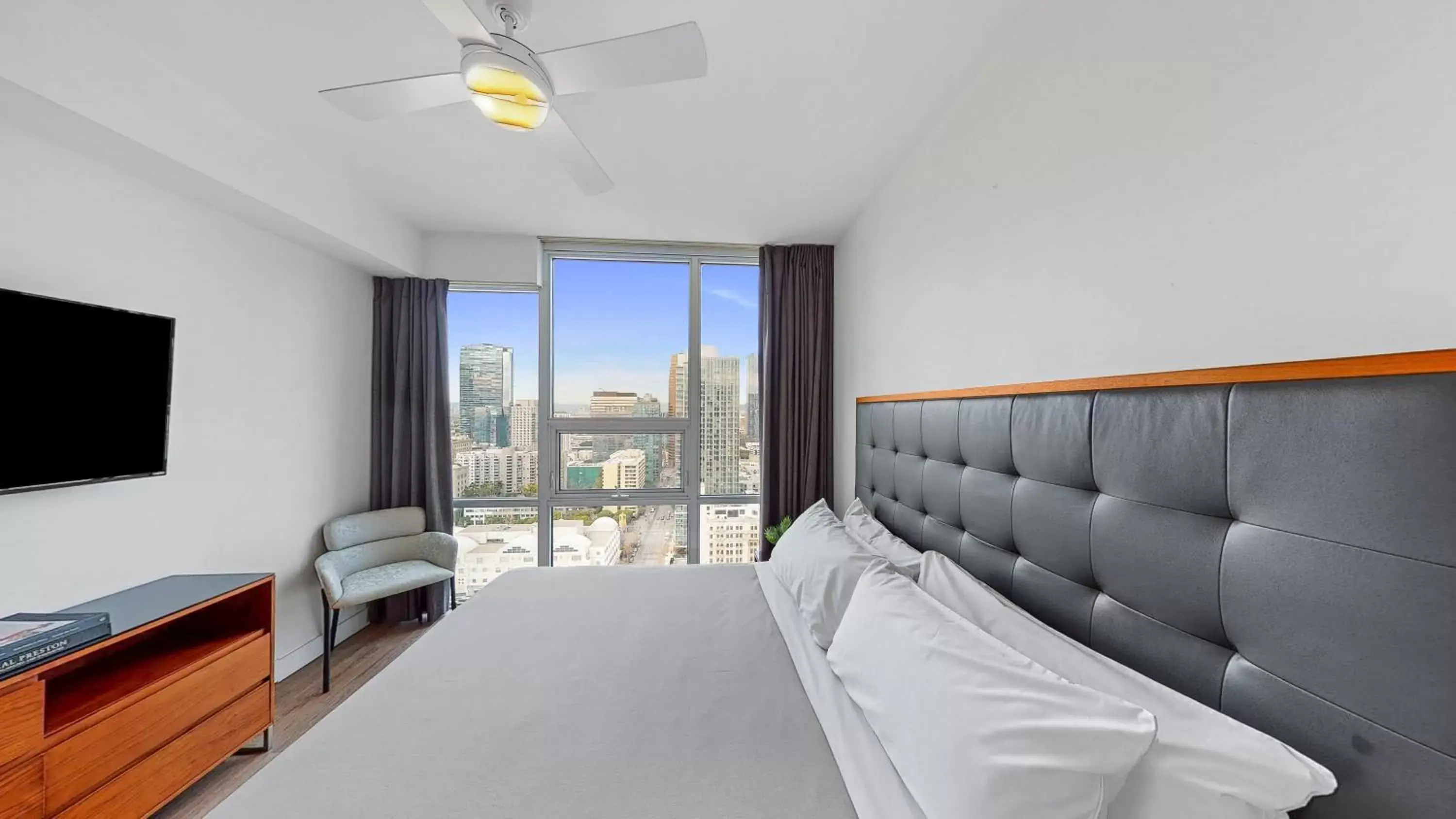 Bedroom in Level Los Angeles - Downtown South Olive