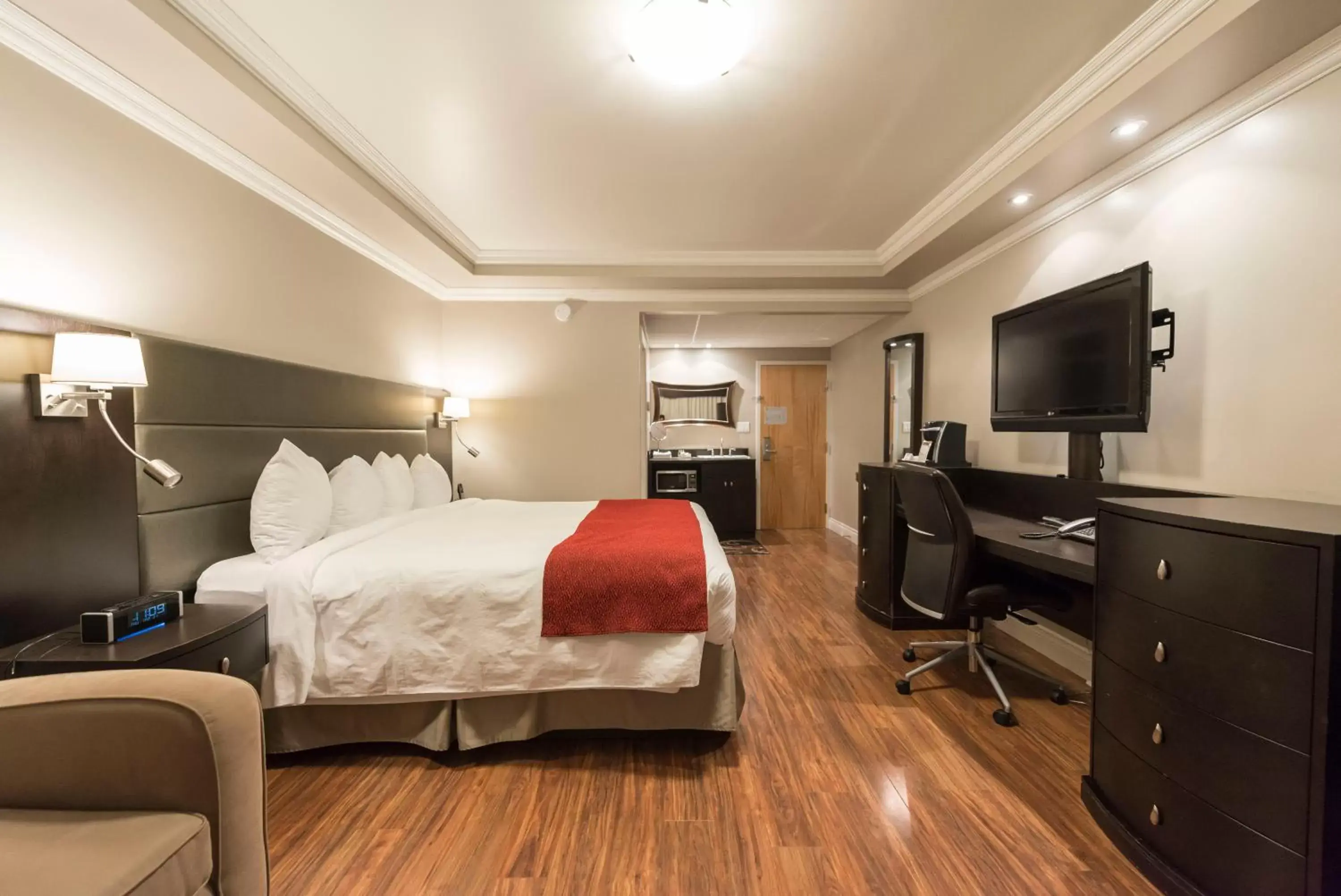 Photo of the whole room, Bed in Hotel & Suites Le Dauphin Drummondville