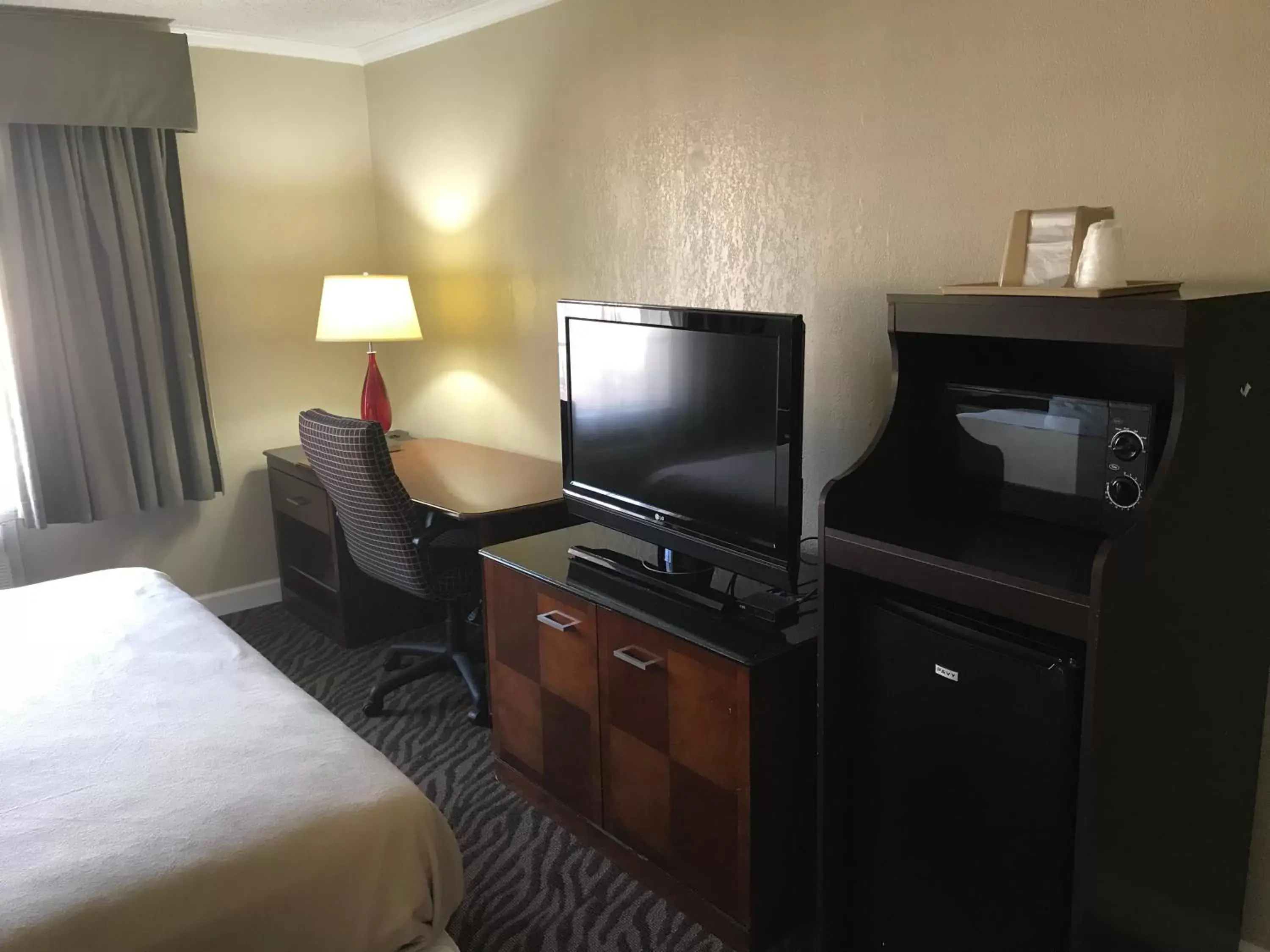 TV and multimedia, TV/Entertainment Center in Hometown Inn & Suites