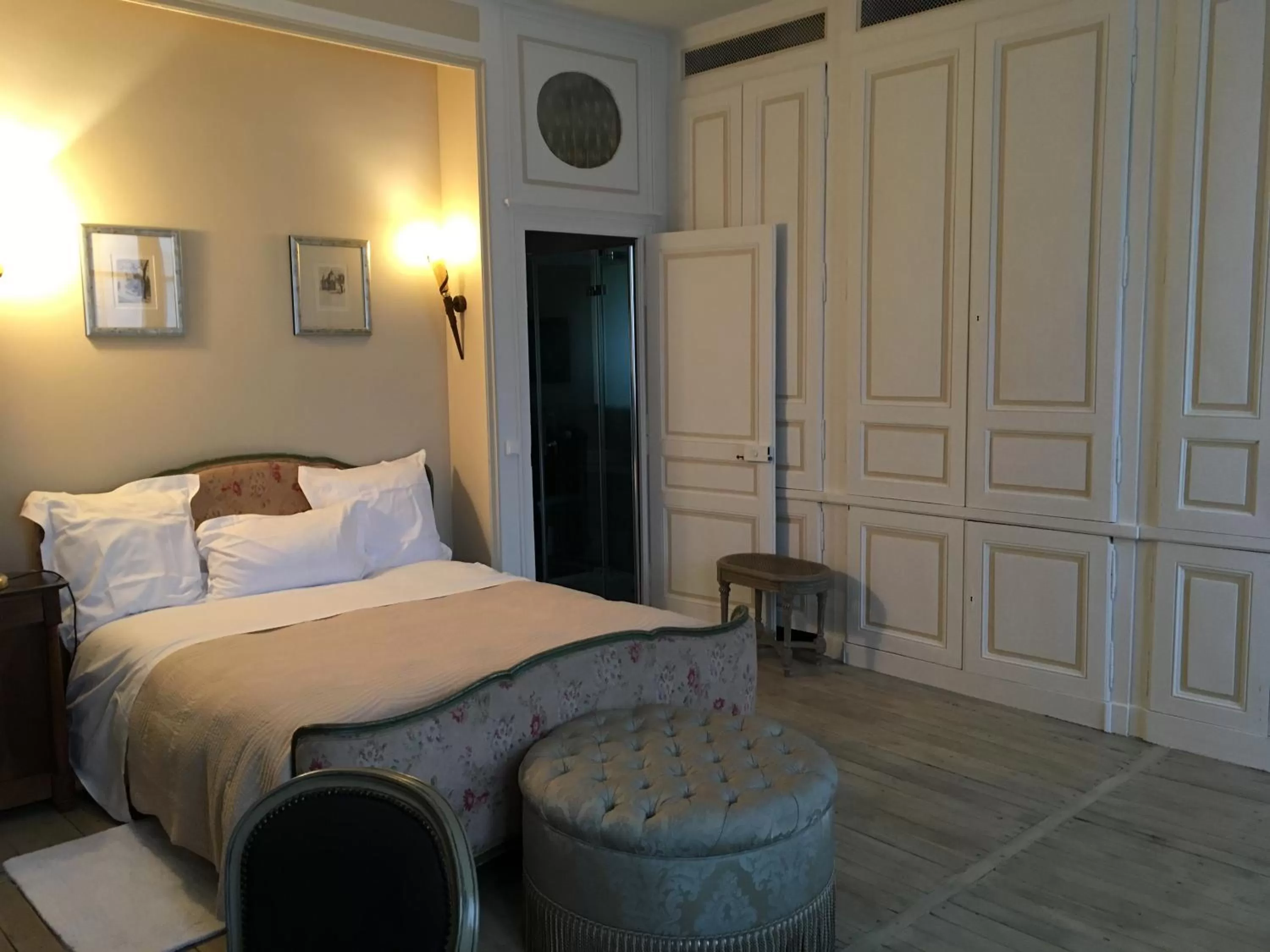 Photo of the whole room, Bed in Demeure des Vieux Bains