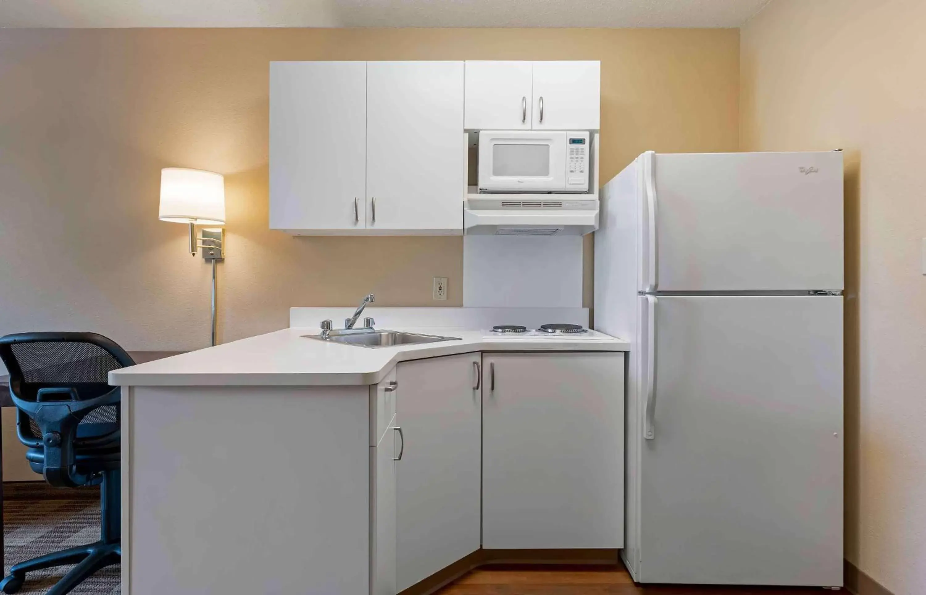 Bedroom, Kitchen/Kitchenette in Extended Stay America Suites - Chicago - Hanover Park