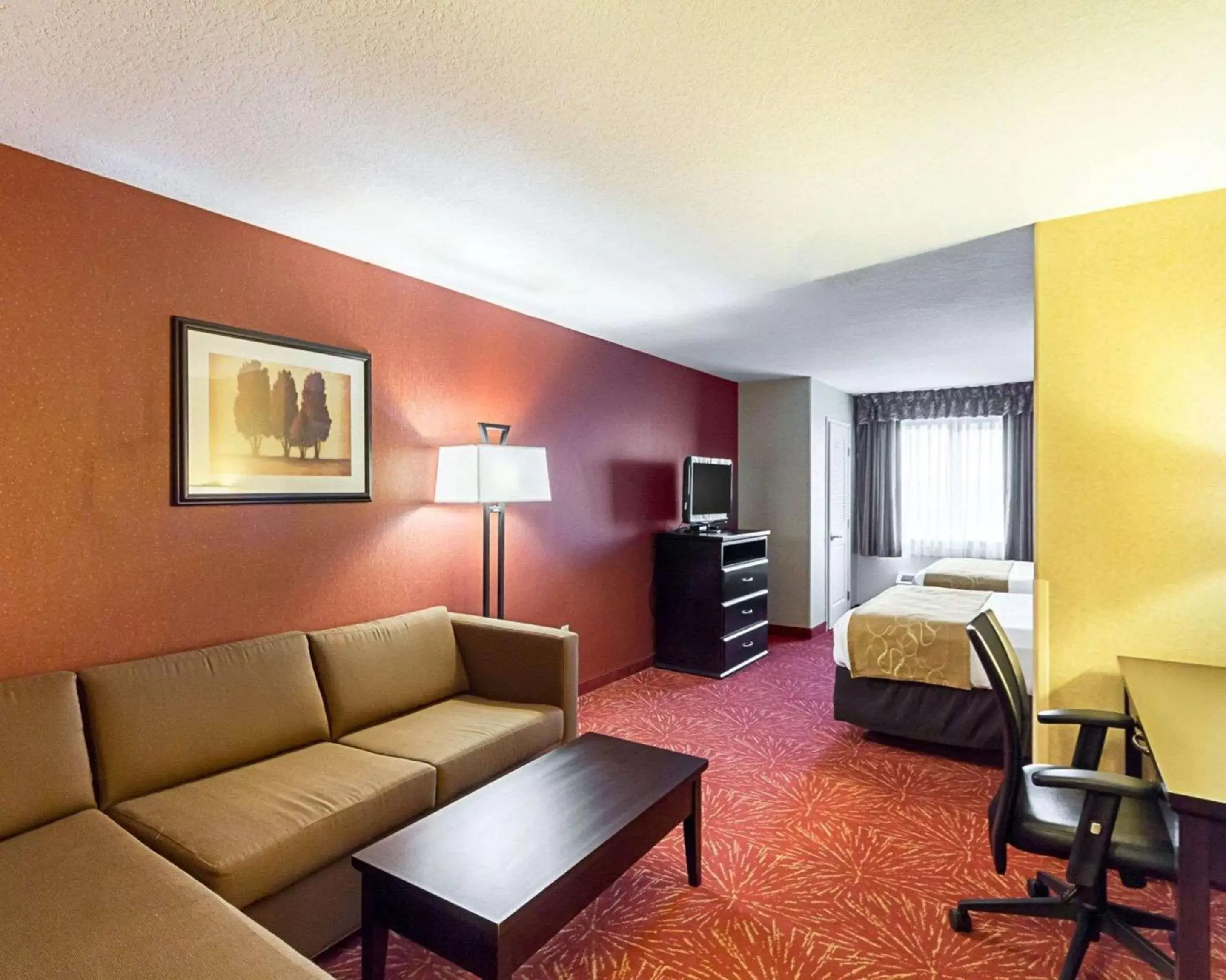 Photo of the whole room, Seating Area in Comfort Suites Airport Wichita