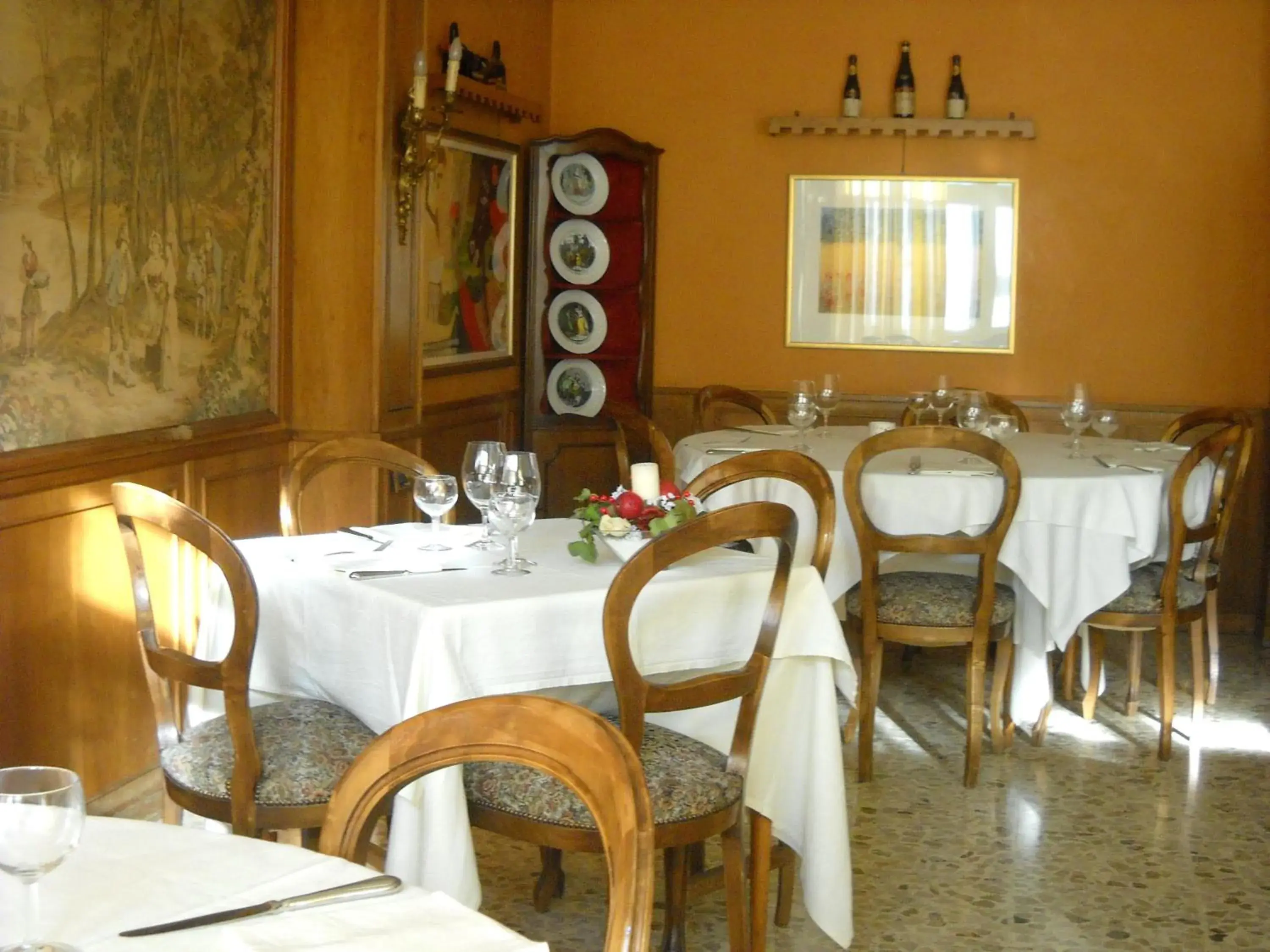 Restaurant/Places to Eat in Hotel Regina