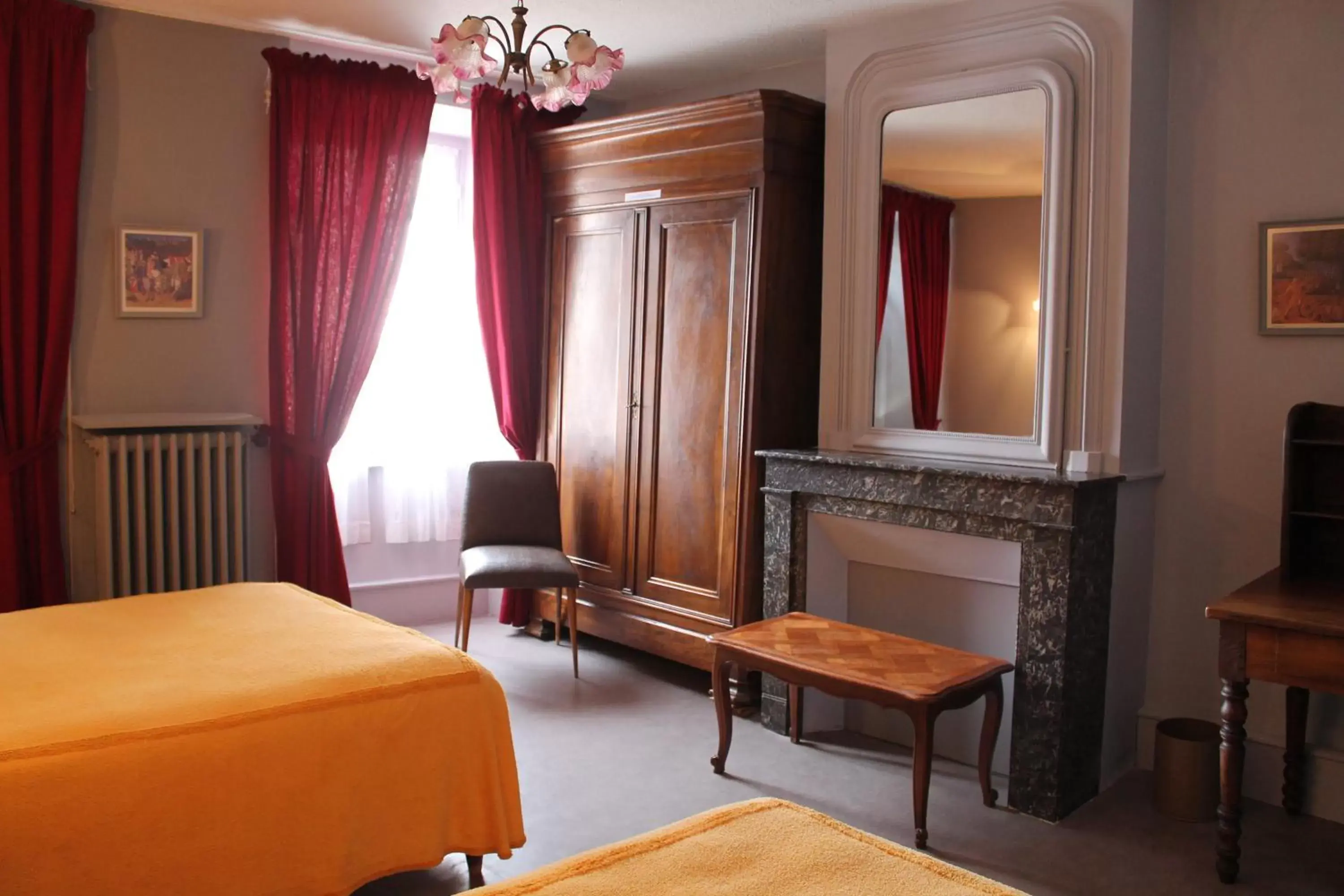 Photo of the whole room, TV/Entertainment Center in Hôtel Le Portalou