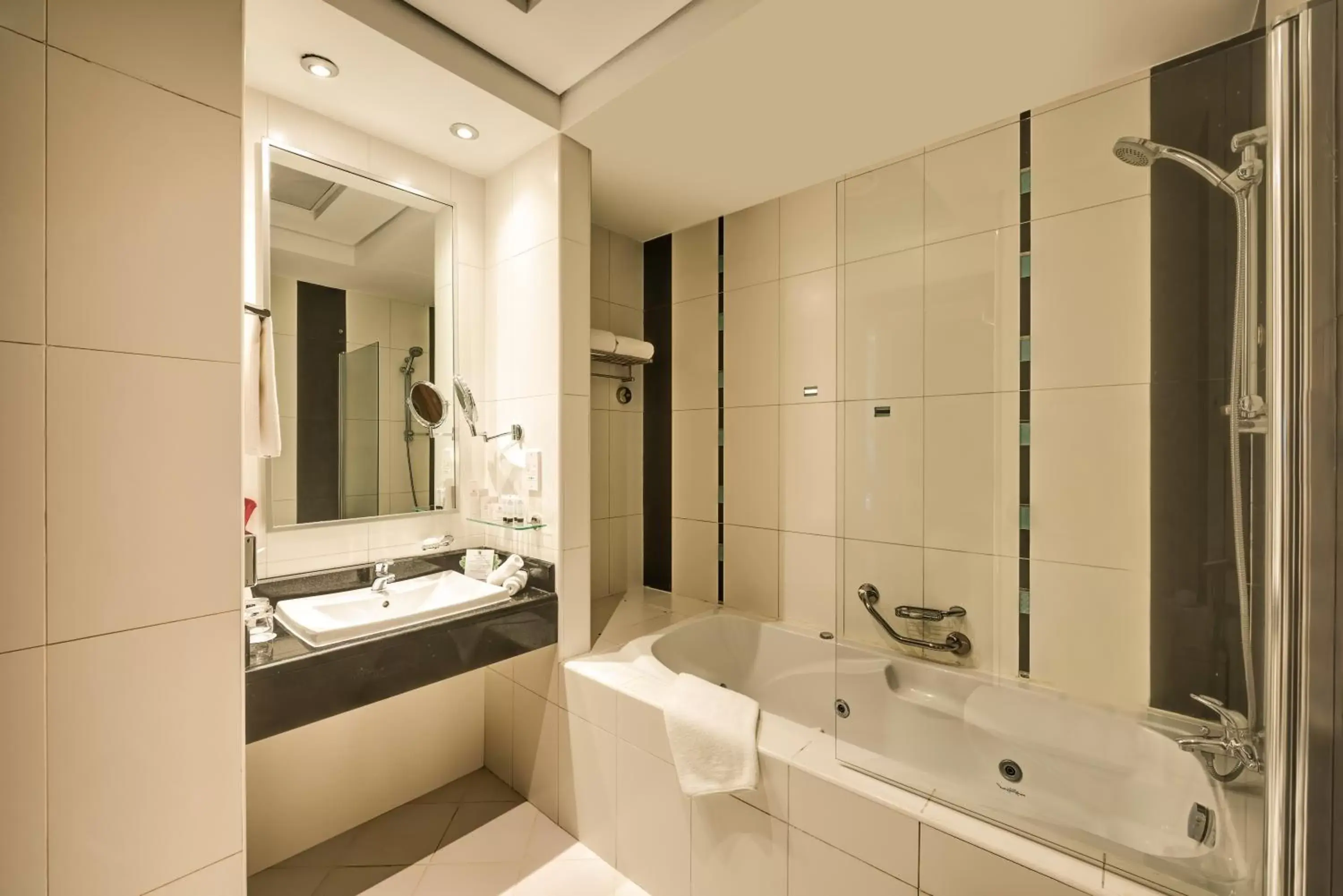 Bathroom in Copthorne Hotel Dubai