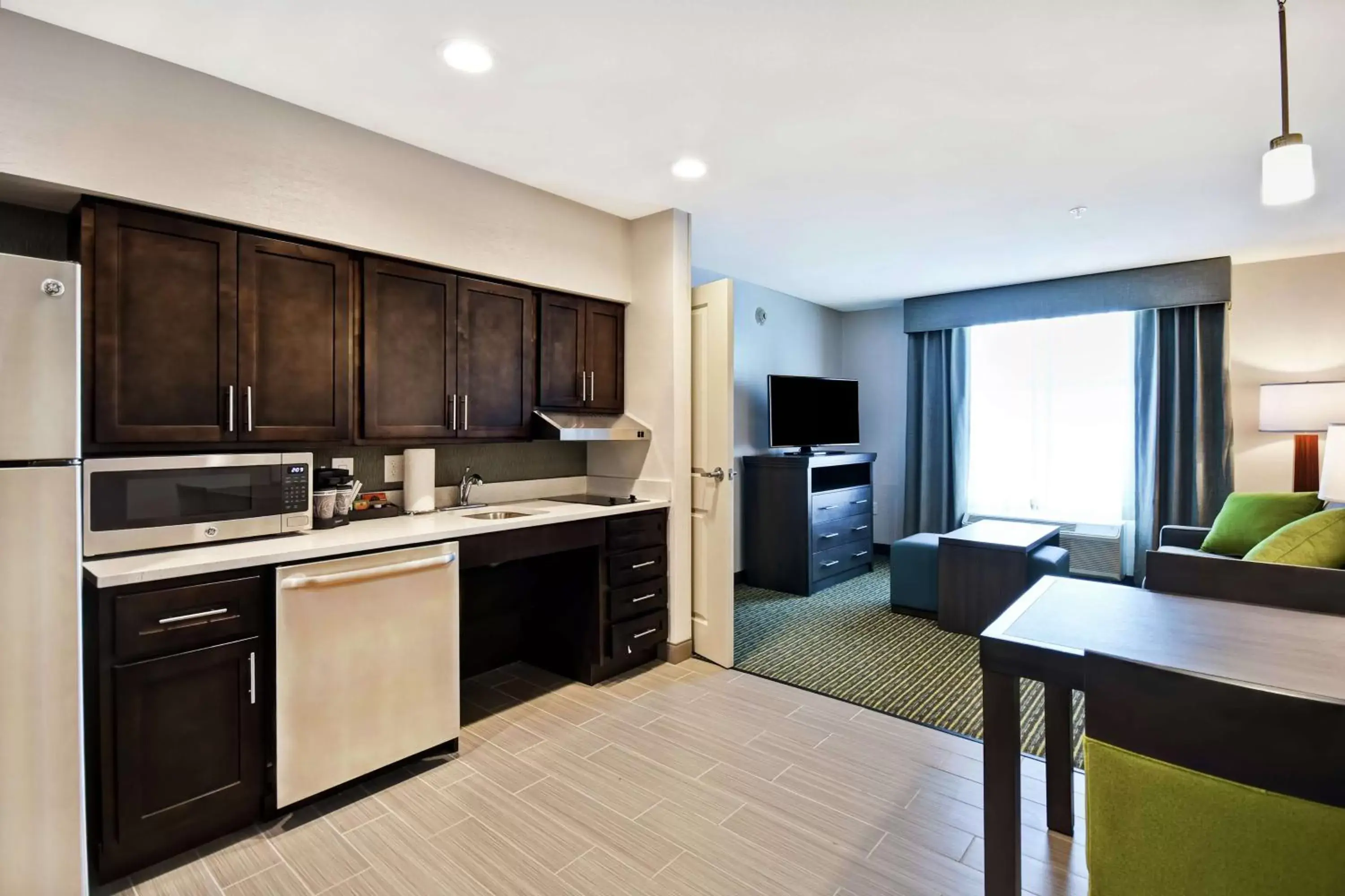 Living room, Kitchen/Kitchenette in Homewood Suites by Hilton Novi Detroit