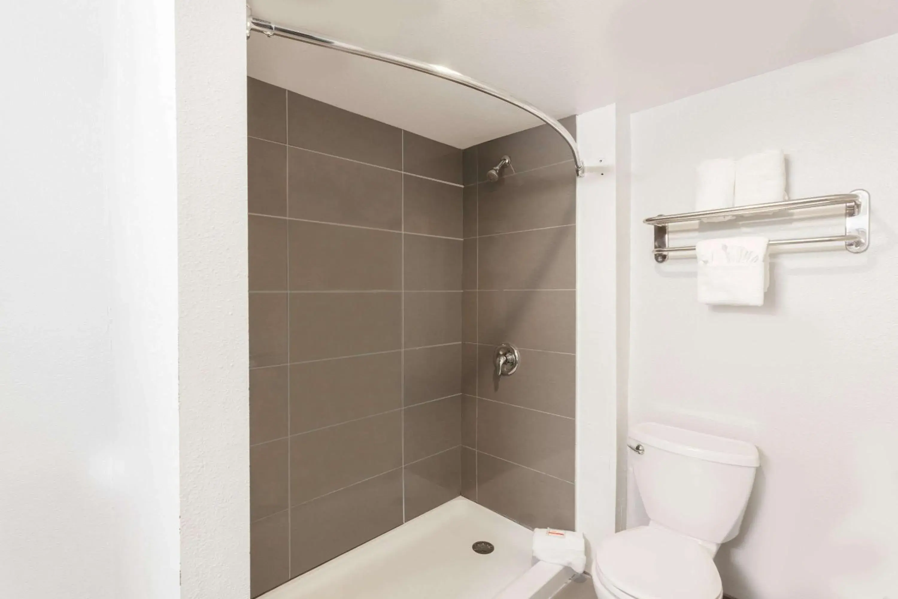 Shower, Bathroom in Howard Johnson by Wyndham San Diego Hotel Circle