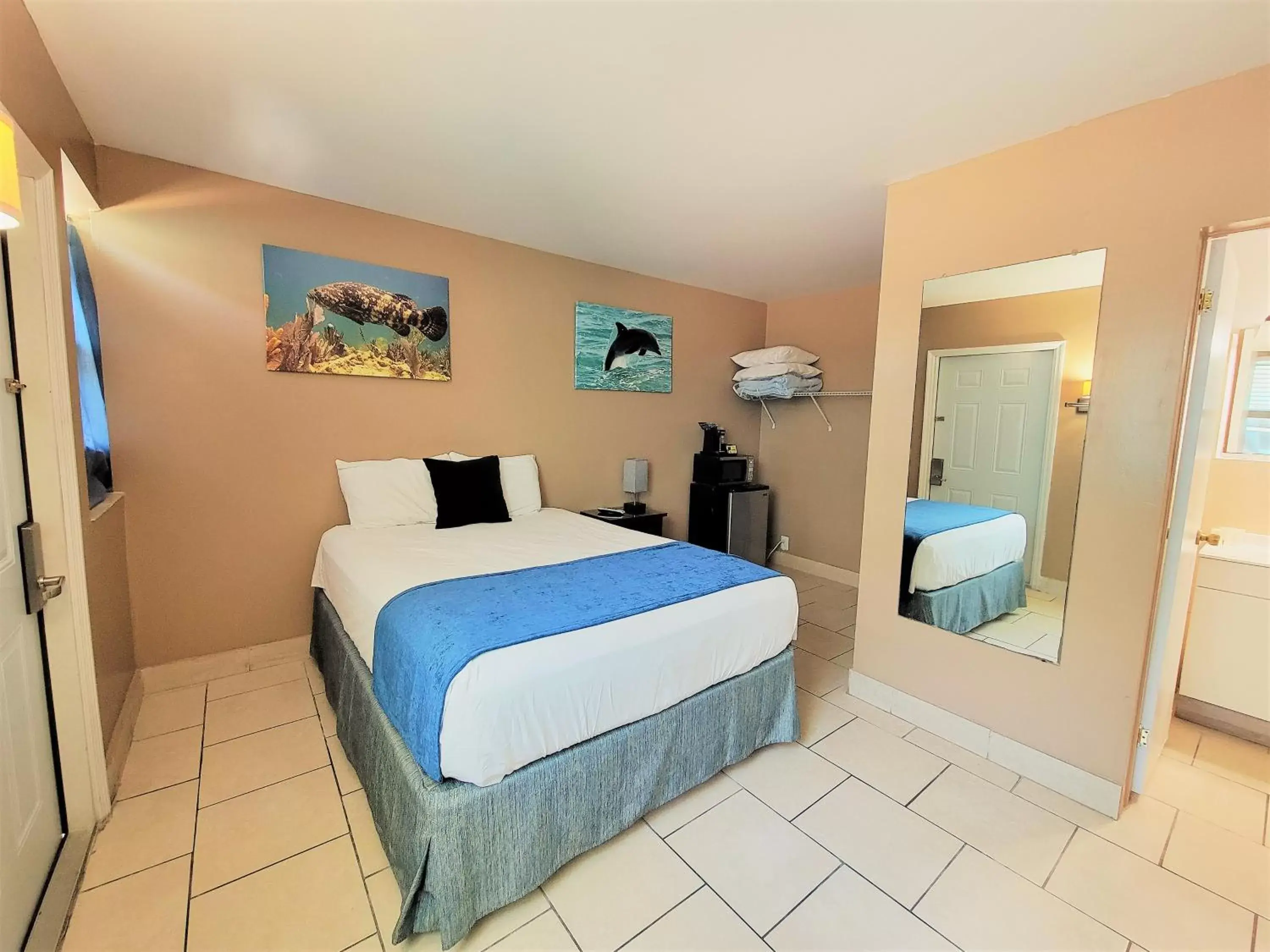 Property building, Bed in Looe Key Reef Resort and Dive Center