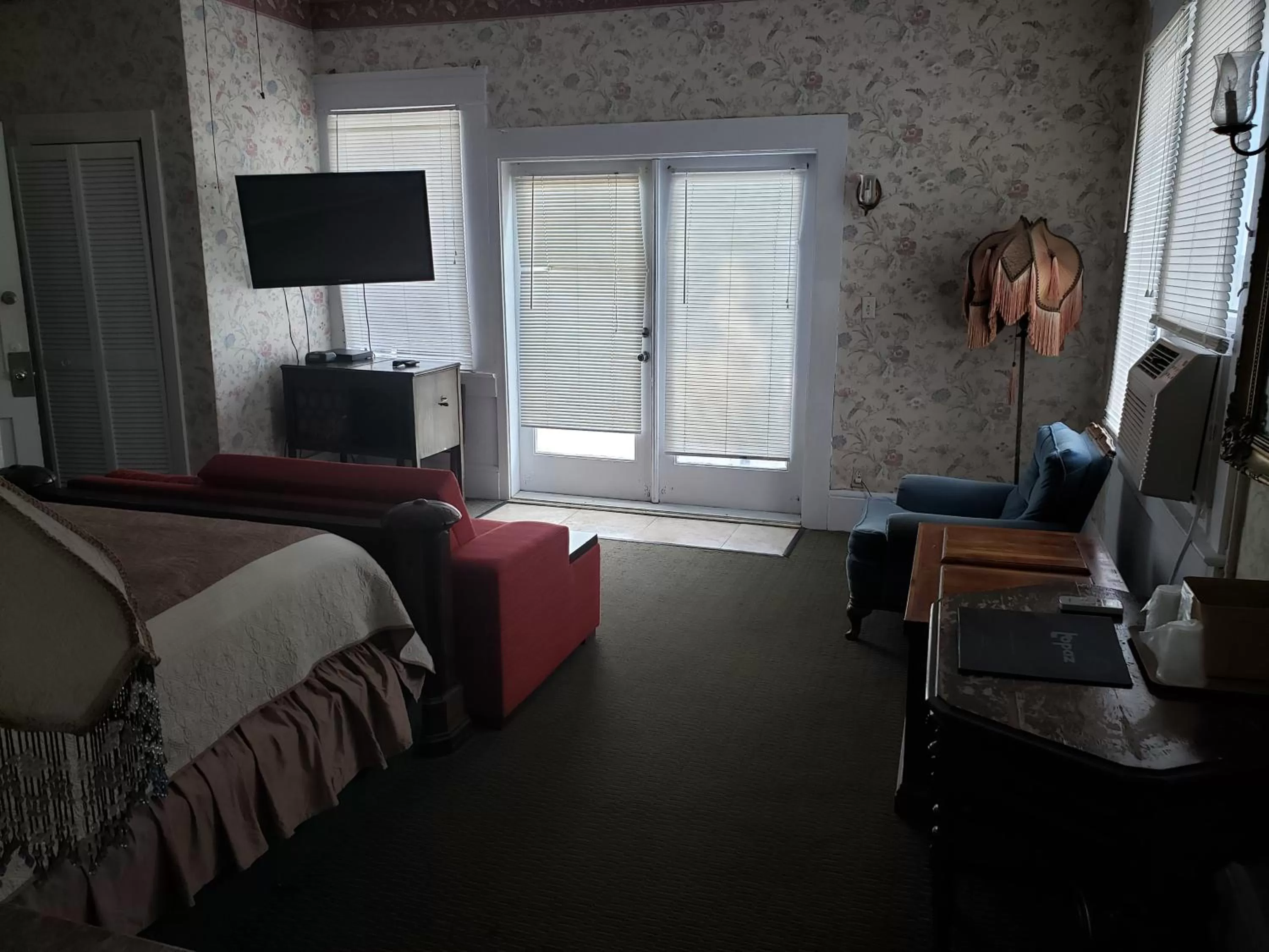 TV and multimedia, Bed in Topaz Motel - Flagler Beach