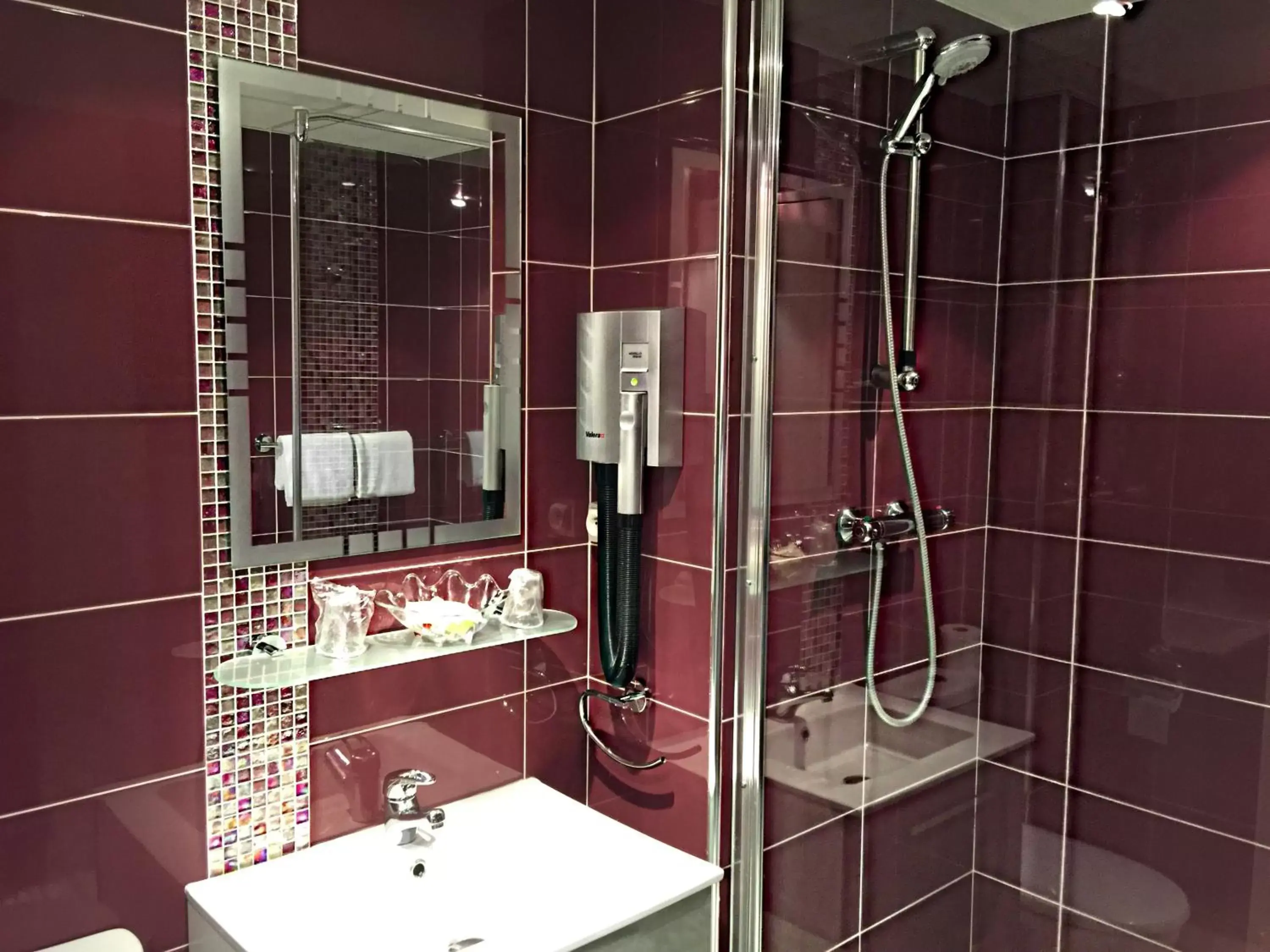 Bathroom in Hotel Saint-Aignan