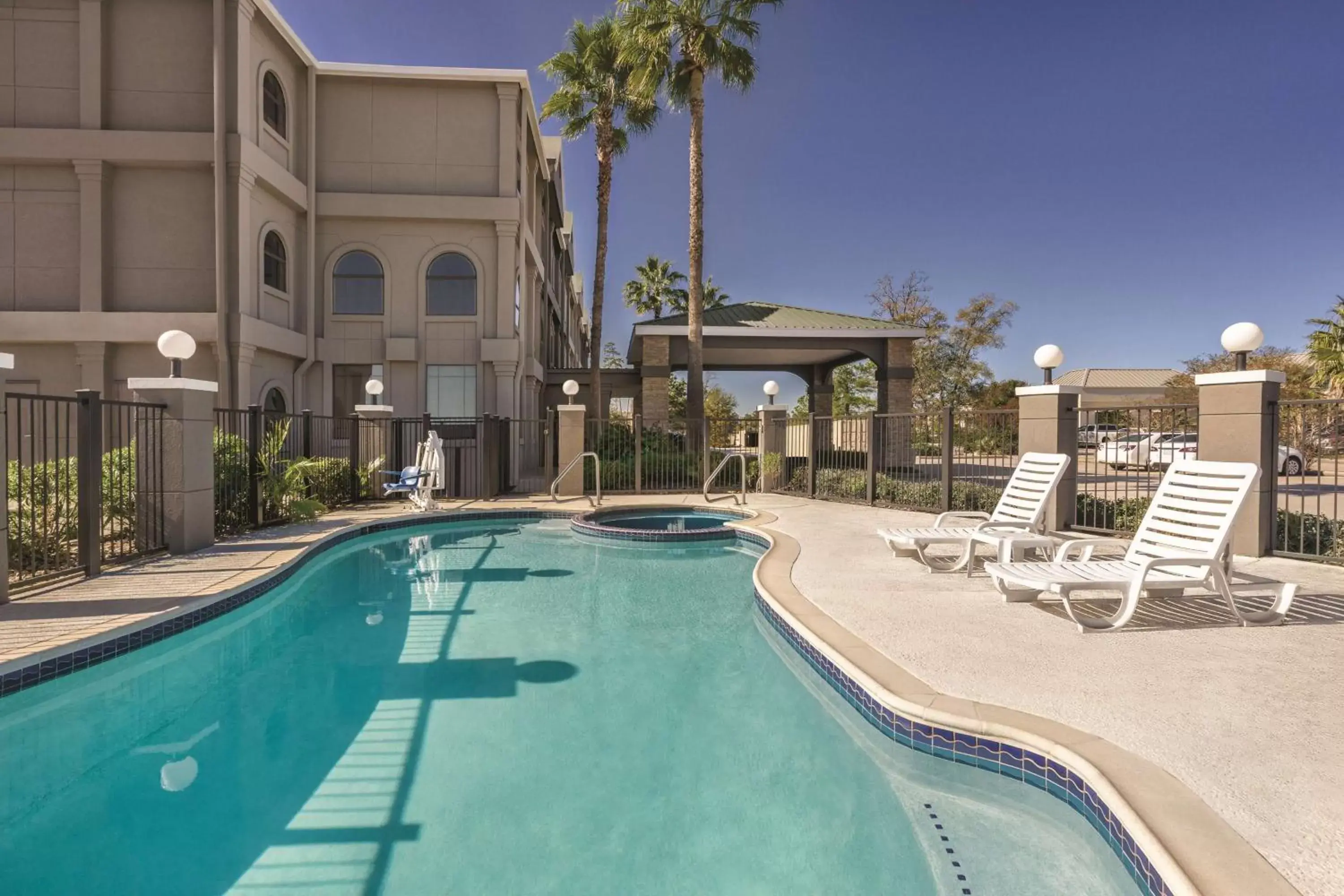 Activities, Swimming Pool in Comfort Suites Shenandoah-The Woodlands