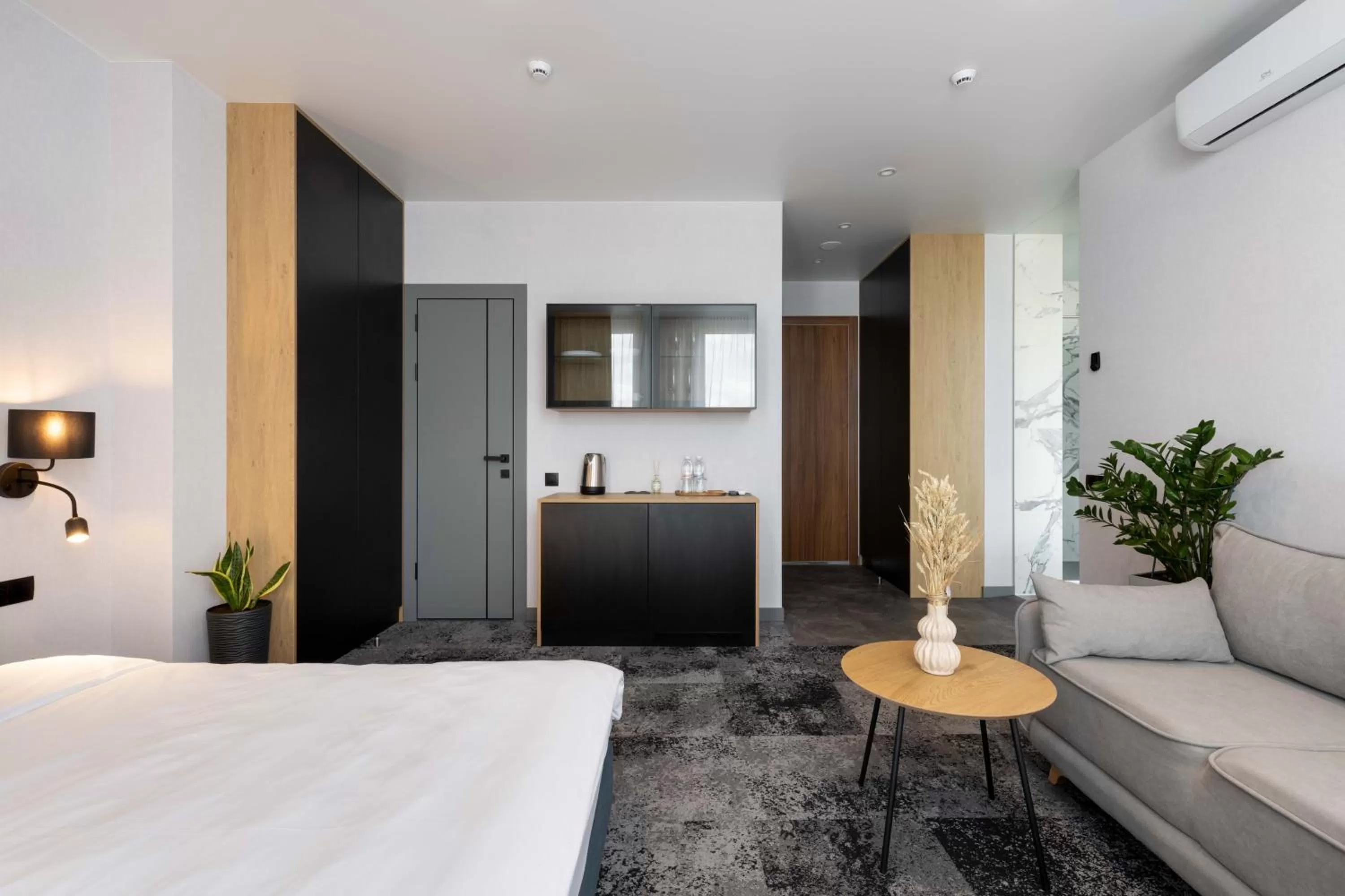 Bed, Kitchen/Kitchenette in Be The One Hotel