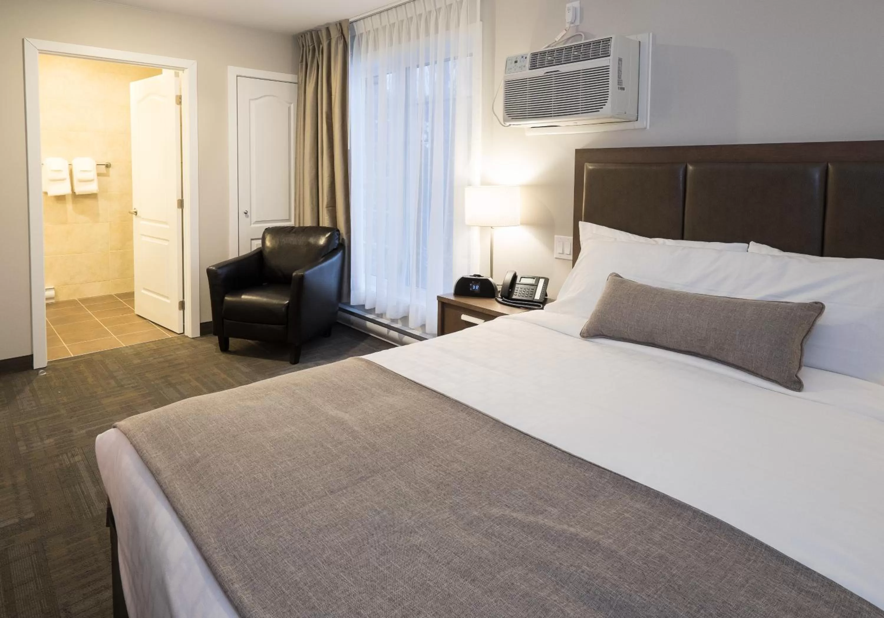 Photo of the whole room, Bed in Hôtel et Pavillons Le Petit Manoir du Casino